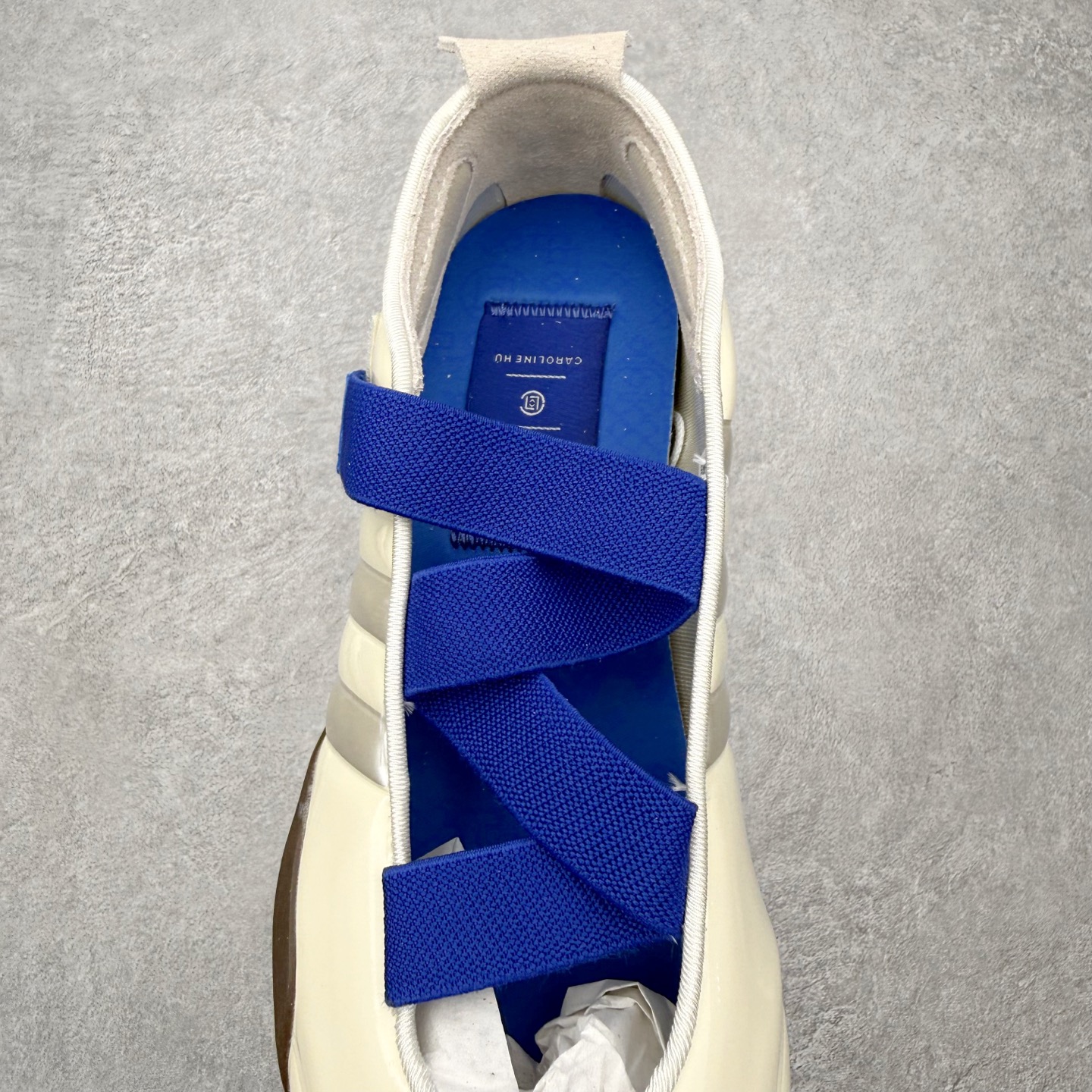 图片[5]-＃HZ Caroline Hu x CLOT x AD Taekwondo 三方联名芭蕾舞风薄底跆拳道生活休闲鞋 JR6919 Originals 与 CLOT 将携手设计师 Caroline Hú（卡罗琳・胡），共同重塑了经典跆拳道鞋款的鞋型。此款联名跆拳道鞋款，植根于武术的精准特质与芭蕾般的灵动姿态，细节设计一眼倾心。该鞋款保留了复古跆拳道鞋纤细低帮的经典鞋型，同时增添了更具精致感的外观设计。足跟与足弓支撑绑带能紧密贴合脚部，提供稳固包裹；流线型鞋面上巧妙融入了 adidas 的品牌传承元素 —— 鞋头包边与标志性三条纹。CLOT 创始人陈冠希将此次合作视为契机，围绕品牌长期秉持的 “ 东西方融合 ” 设计理念展开全新创意。而 Caroline Hú 则以女性视角诠释跆拳道鞋款，将鞋型规整的经典传承与当代浪漫感完美结合，这种双重特质的平衡，在众多联名合作中实属少见。实拍调校N版已经零色差零失真 百分百还原实物色彩所见即所得 不存在货不对板色差等低级问题 选购参考实物拍摄 不混卖不参货 只用心做好货严格选品 承诺混一赔十 尺码：36 36.5 37.5 38 38.5 39 40 40.5 41 42 42.5 43 44 44.5 45-选品中心