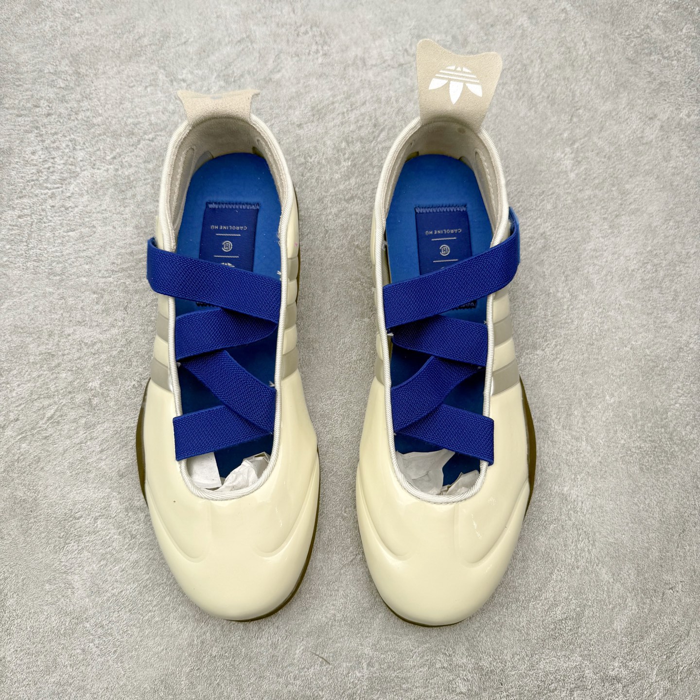 图片[2]-＃HZ Caroline Hu x CLOT x AD Taekwondo 三方联名芭蕾舞风薄底跆拳道生活休闲鞋 JR6919 Originals 与 CLOT 将携手设计师 Caroline Hú（卡罗琳・胡），共同重塑了经典跆拳道鞋款的鞋型。此款联名跆拳道鞋款，植根于武术的精准特质与芭蕾般的灵动姿态，细节设计一眼倾心。该鞋款保留了复古跆拳道鞋纤细低帮的经典鞋型，同时增添了更具精致感的外观设计。足跟与足弓支撑绑带能紧密贴合脚部，提供稳固包裹；流线型鞋面上巧妙融入了 adidas 的品牌传承元素 —— 鞋头包边与标志性三条纹。CLOT 创始人陈冠希将此次合作视为契机，围绕品牌长期秉持的 “ 东西方融合 ” 设计理念展开全新创意。而 Caroline Hú 则以女性视角诠释跆拳道鞋款，将鞋型规整的经典传承与当代浪漫感完美结合，这种双重特质的平衡，在众多联名合作中实属少见。实拍调校N版已经零色差零失真 百分百还原实物色彩所见即所得 不存在货不对板色差等低级问题 选购参考实物拍摄 不混卖不参货 只用心做好货严格选品 承诺混一赔十 尺码：36 36.5 37.5 38 38.5 39 40 40.5 41 42 42.5 43 44 44.5 45-选品中心