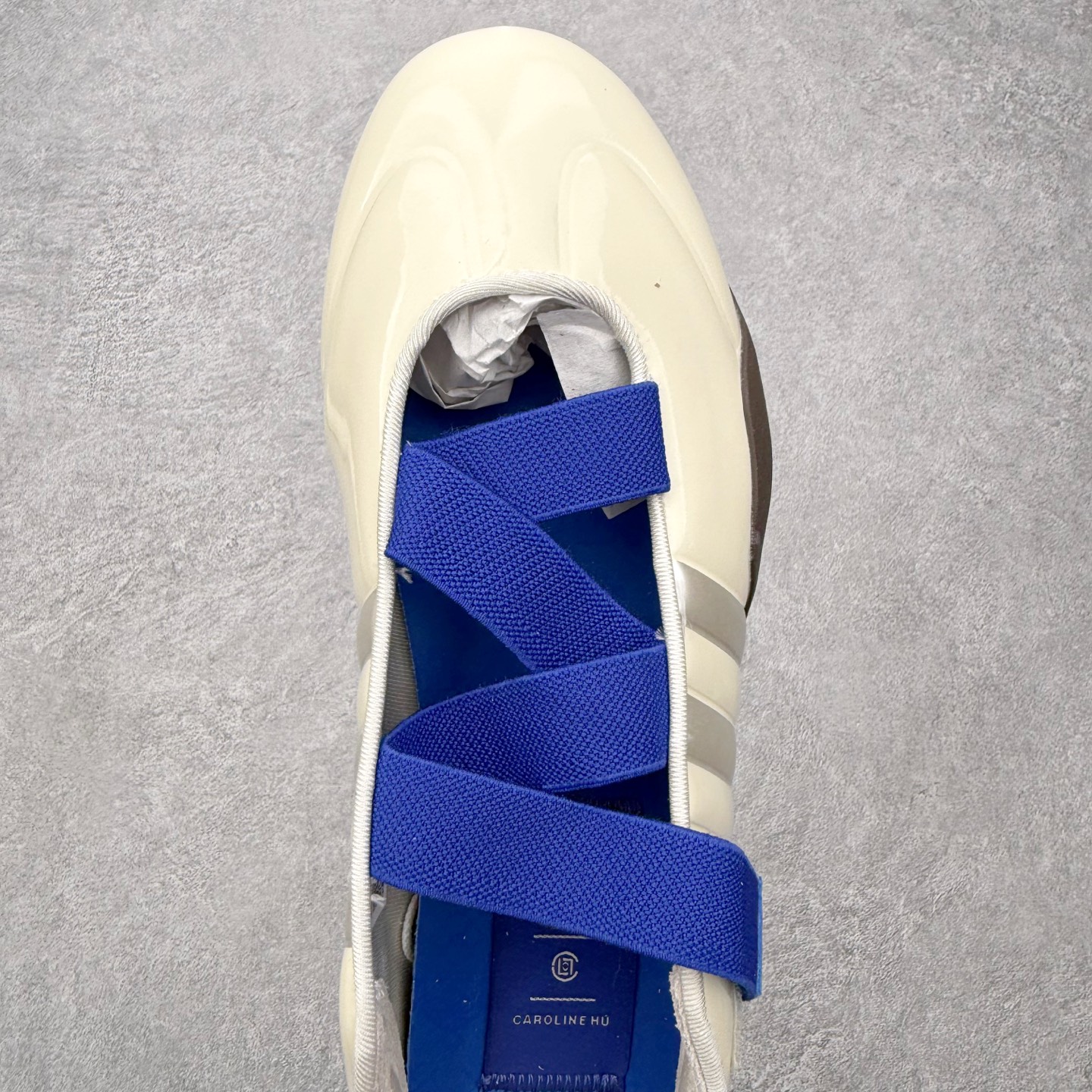图片[4]-＃HZ Caroline Hu x CLOT x AD Taekwondo 三方联名芭蕾舞风薄底跆拳道生活休闲鞋 JR6919 Originals 与 CLOT 将携手设计师 Caroline Hú（卡罗琳・胡），共同重塑了经典跆拳道鞋款的鞋型。此款联名跆拳道鞋款，植根于武术的精准特质与芭蕾般的灵动姿态，细节设计一眼倾心。该鞋款保留了复古跆拳道鞋纤细低帮的经典鞋型，同时增添了更具精致感的外观设计。足跟与足弓支撑绑带能紧密贴合脚部，提供稳固包裹；流线型鞋面上巧妙融入了 adidas 的品牌传承元素 —— 鞋头包边与标志性三条纹。CLOT 创始人陈冠希将此次合作视为契机，围绕品牌长期秉持的 “ 东西方融合 ” 设计理念展开全新创意。而 Caroline Hú 则以女性视角诠释跆拳道鞋款，将鞋型规整的经典传承与当代浪漫感完美结合，这种双重特质的平衡，在众多联名合作中实属少见。实拍调校N版已经零色差零失真 百分百还原实物色彩所见即所得 不存在货不对板色差等低级问题 选购参考实物拍摄 不混卖不参货 只用心做好货严格选品 承诺混一赔十 尺码：36 36.5 37.5 38 38.5 39 40 40.5 41 42 42.5 43 44 44.5 45-选品中心