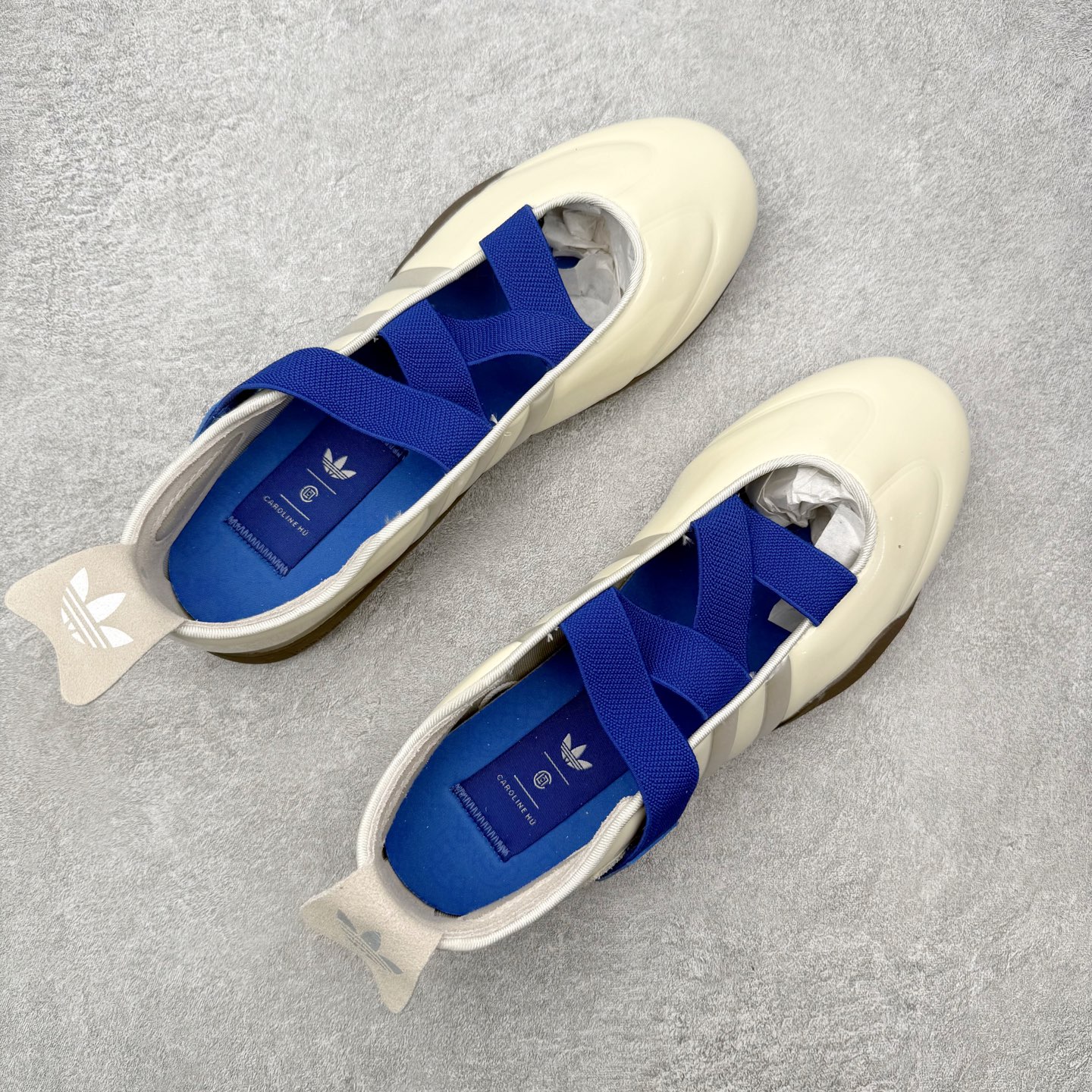 图片[3]-＃HZ Caroline Hu x CLOT x AD Taekwondo 三方联名芭蕾舞风薄底跆拳道生活休闲鞋 JR6919 Originals 与 CLOT 将携手设计师 Caroline Hú（卡罗琳・胡），共同重塑了经典跆拳道鞋款的鞋型。此款联名跆拳道鞋款，植根于武术的精准特质与芭蕾般的灵动姿态，细节设计一眼倾心。该鞋款保留了复古跆拳道鞋纤细低帮的经典鞋型，同时增添了更具精致感的外观设计。足跟与足弓支撑绑带能紧密贴合脚部，提供稳固包裹；流线型鞋面上巧妙融入了 adidas 的品牌传承元素 —— 鞋头包边与标志性三条纹。CLOT 创始人陈冠希将此次合作视为契机，围绕品牌长期秉持的 “ 东西方融合 ” 设计理念展开全新创意。而 Caroline Hú 则以女性视角诠释跆拳道鞋款，将鞋型规整的经典传承与当代浪漫感完美结合，这种双重特质的平衡，在众多联名合作中实属少见。实拍调校N版已经零色差零失真 百分百还原实物色彩所见即所得 不存在货不对板色差等低级问题 选购参考实物拍摄 不混卖不参货 只用心做好货严格选品 承诺混一赔十 尺码：36 36.5 37.5 38 38.5 39 40 40.5 41 42 42.5 43 44 44.5 45-选品中心