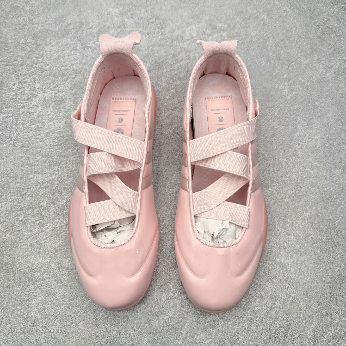 图片[2]-＃HZ Caroline Hu x CLOT x AD Taekwondo 三方联名芭蕾舞风薄底跆拳道生活休闲鞋 JR6485 Originals 与 CLOT 将携手设计师 Caroline Hú（卡罗琳・胡），共同重塑了经典跆拳道鞋款的鞋型。此款联名跆拳道鞋款，植根于武术的精准特质与芭蕾般的灵动姿态，细节设计一眼倾心。该鞋款保留了复古跆拳道鞋纤细低帮的经典鞋型，同时增添了更具精致感的外观设计。足跟与足弓支撑绑带能紧密贴合脚部，提供稳固包裹；流线型鞋面上巧妙融入了 adidas 的品牌传承元素 —— 鞋头包边与标志性三条纹。CLOT 创始人陈冠希将此次合作视为契机，围绕品牌长期秉持的 “ 东西方融合 ” 设计理念展开全新创意。而 Caroline Hú 则以女性视角诠释跆拳道鞋款，将鞋型规整的经典传承与当代浪漫感完美结合，这种双重特质的平衡，在众多联名合作中实属少见。实拍调校N版已经零色差零失真 百分百还原实物色彩所见即所得 不存在货不对板色差等低级问题 选购参考实物拍摄 不混卖不参货 只用心做好货严格选品 承诺混一赔十 尺码：36 36.5 37.5 38 38.5 39 40 40.5 41 42 42.5 43 44 44.5 45-选品中心