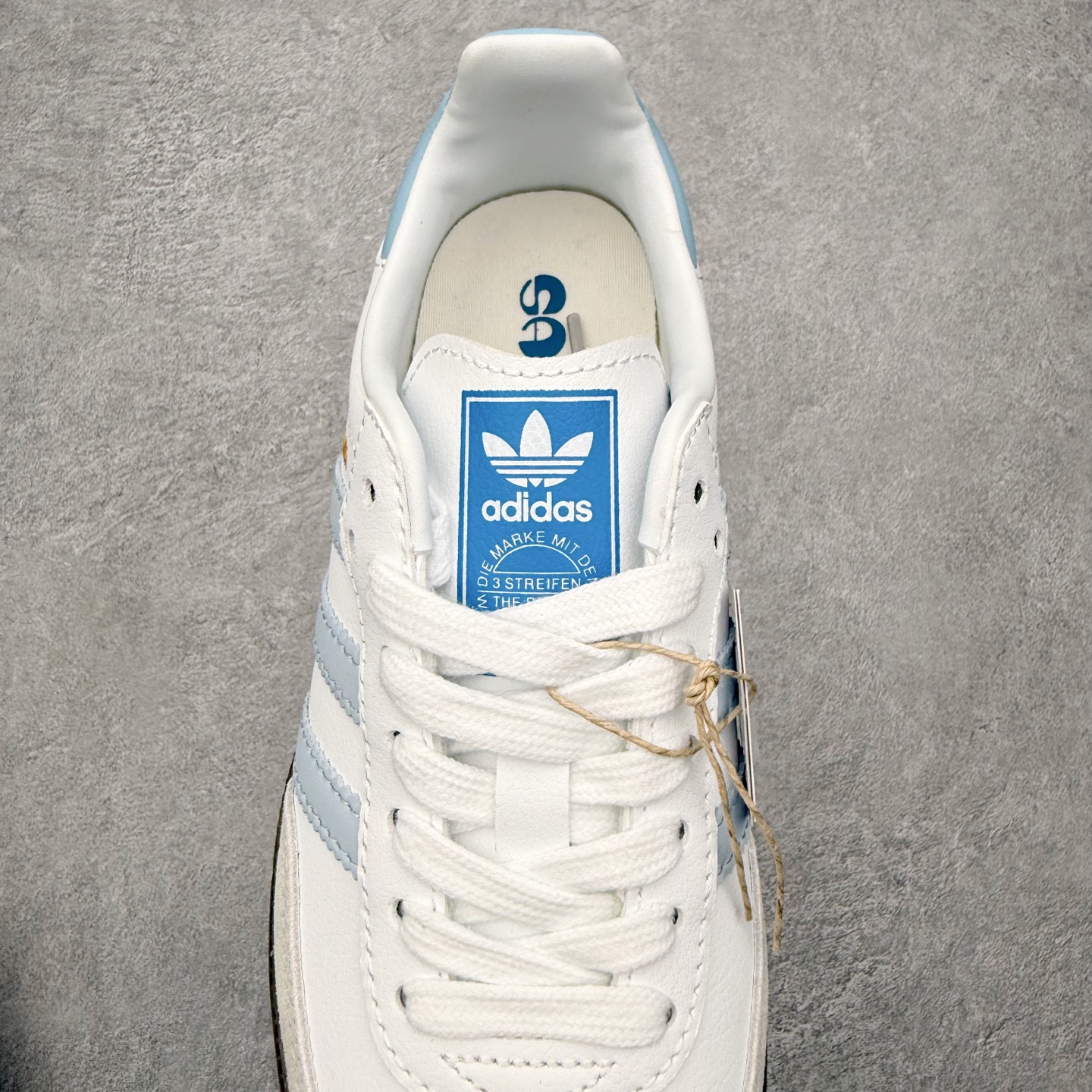 图片[5]-＃HZ AD Original Samba OG 桑巴复古经典轻便板鞋 ID2055 口碑大厂出品 全网最全AD系列 品控大底版型不断改良更新 全套原纸板楦头开发 确保原汁原味 完美呈现桑巴版型 一比一鞋头弧度高度鞋身弧度 此版本只针对中端市场 皮料材质有所更替 其他数据细节工艺流程均保持一致 绝不口嗨 细节品控鞋型随意对比 正确烫金高频细节 原装纳米超迁皮料 独家私模橡胶大底 原盒原配 这款桑巴鞋展示了高质量的工艺 带有装饰的超锁缝制和无缝的手感 柔软、柔软的皮革造型和标志性的3条纹完成了精致的外观 正规合身鞋带 鞋面上有绒面鞋垫 橡胶鞋底 享受正畸套筒软感 自50年代首次亮相以来就一直在赢得粉丝的青睐 尺码：36 36.5 37.5 38 38.5 39 40 40.5 41 42 42.5 43 44 44.5 45-选品中心