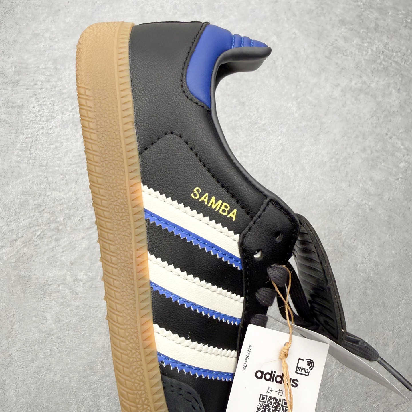 图片[6]-＃HZ AD Original Samba OG 桑巴复古经典轻便板鞋 JQ5125 口碑大厂出品 全网最全AD系列 品控大底版型不断改良更新 全套原纸板楦头开发 确保原汁原味 完美呈现桑巴版型 一比一鞋头弧度高度鞋身弧度 此版本只针对中端市场 皮料材质有所更替 其他数据细节工艺流程均保持一致 绝不口嗨 细节品控鞋型随意对比 正确烫金高频细节 原装纳米超迁皮料 独家私模橡胶大底 原盒原配 这款桑巴鞋展示了高质量的工艺 带有装饰的超锁缝制和无缝的手感 柔软、柔软的皮革造型和标志性的3条纹完成了精致的外观 正规合身鞋带 鞋面上有绒面鞋垫 橡胶鞋底 享受正畸套筒软感 自50年代首次亮相以来就一直在赢得粉丝的青睐 尺码：36 36.5 37.5 38 38.5 39 40 40.5 41 42 42.5 43 44 44.5 45-选品中心