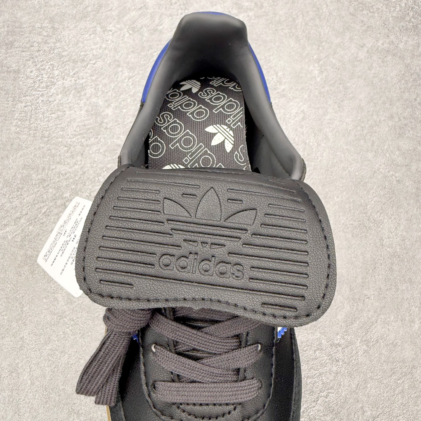 图片[5]-＃HZ AD Original Samba OG 桑巴复古经典轻便板鞋 JQ5125 口碑大厂出品 全网最全AD系列 品控大底版型不断改良更新 全套原纸板楦头开发 确保原汁原味 完美呈现桑巴版型 一比一鞋头弧度高度鞋身弧度 此版本只针对中端市场 皮料材质有所更替 其他数据细节工艺流程均保持一致 绝不口嗨 细节品控鞋型随意对比 正确烫金高频细节 原装纳米超迁皮料 独家私模橡胶大底 原盒原配 这款桑巴鞋展示了高质量的工艺 带有装饰的超锁缝制和无缝的手感 柔软、柔软的皮革造型和标志性的3条纹完成了精致的外观 正规合身鞋带 鞋面上有绒面鞋垫 橡胶鞋底 享受正畸套筒软感 自50年代首次亮相以来就一直在赢得粉丝的青睐 尺码：36 36.5 37.5 38 38.5 39 40 40.5 41 42 42.5 43 44 44.5 45-选品中心