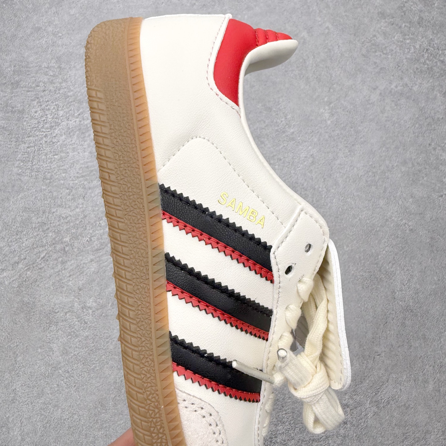 图片[6]-＃HZ AD Original Samba OG 桑巴复古经典轻便板鞋 JQ5124 口碑大厂出品 全网最全AD系列 品控大底版型不断改良更新 全套原纸板楦头开发 确保原汁原味 完美呈现桑巴版型 一比一鞋头弧度高度鞋身弧度 此版本只针对中端市场 皮料材质有所更替 其他数据细节工艺流程均保持一致 绝不口嗨 细节品控鞋型随意对比 正确烫金高频细节 原装纳米超迁皮料 独家私模橡胶大底 原盒原配 这款桑巴鞋展示了高质量的工艺 带有装饰的超锁缝制和无缝的手感 柔软、柔软的皮革造型和标志性的3条纹完成了精致的外观 正规合身鞋带 鞋面上有绒面鞋垫 橡胶鞋底 享受正畸套筒软感 自50年代首次亮相以来就一直在赢得粉丝的青睐 尺码：36 36.5 37.5 38 38.5 39 40 40.5 41 42 42.5 43 44 44.5 45-选品中心