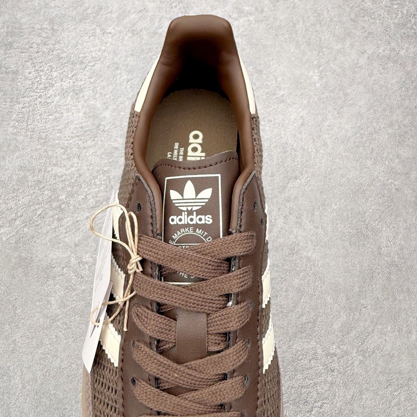 图片[5]-＃HZ AD Original Samba OG 桑巴复古经典轻便板鞋 IG1379 口碑大厂出品 全网最全AD系列 品控大底版型不断改良更新 全套原纸板楦头开发 确保原汁原味 完美呈现桑巴版型 一比一鞋头弧度高度鞋身弧度 此版本只针对中端市场 皮料材质有所更替 其他数据细节工艺流程均保持一致 绝不口嗨 细节品控鞋型随意对比 正确烫金高频细节 原装纳米超迁皮料 独家私模橡胶大底 原盒原配 这款桑巴鞋展示了高质量的工艺 带有装饰的超锁缝制和无缝的手感 柔软、柔软的皮革造型和标志性的3条纹完成了精致的外观 正规合身鞋带 鞋面上有绒面鞋垫 橡胶鞋底 享受正畸套筒软感 自50年代首次亮相以来就一直在赢得粉丝的青睐 尺码：36 36.5 37.5 38 38.5 39 40 40.5 41 42 42.5 43 44 44.5 45-选品中心