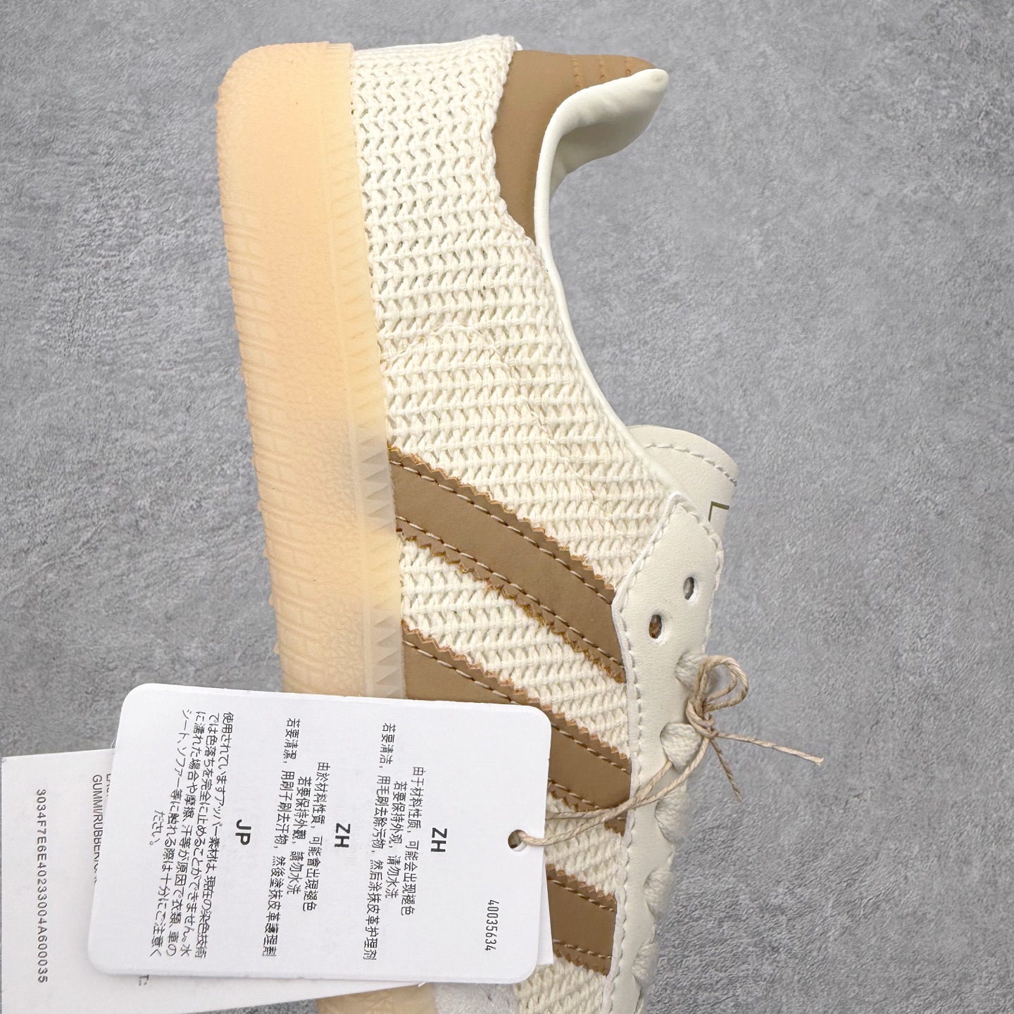 图片[6]-＃HZ AD Original Samba OG 桑巴复古经典轻便板鞋 JI3185 口碑大厂出品 全网最全AD系列 品控大底版型不断改良更新 全套原纸板楦头开发 确保原汁原味 完美呈现桑巴版型 一比一鞋头弧度高度鞋身弧度 此版本只针对中端市场 皮料材质有所更替 其他数据细节工艺流程均保持一致 绝不口嗨 细节品控鞋型随意对比 正确烫金高频细节 原装纳米超迁皮料 独家私模橡胶大底 原盒原配 这款桑巴鞋展示了高质量的工艺 带有装饰的超锁缝制和无缝的手感 柔软、柔软的皮革造型和标志性的3条纹完成了精致的外观 正规合身鞋带 鞋面上有绒面鞋垫 橡胶鞋底 享受正畸套筒软感 自50年代首次亮相以来就一直在赢得粉丝的青睐 尺码：36 36.5 37.5 38 38.5 39 40 40.5 41 42 42.5 43 44 44.5 45-选品中心