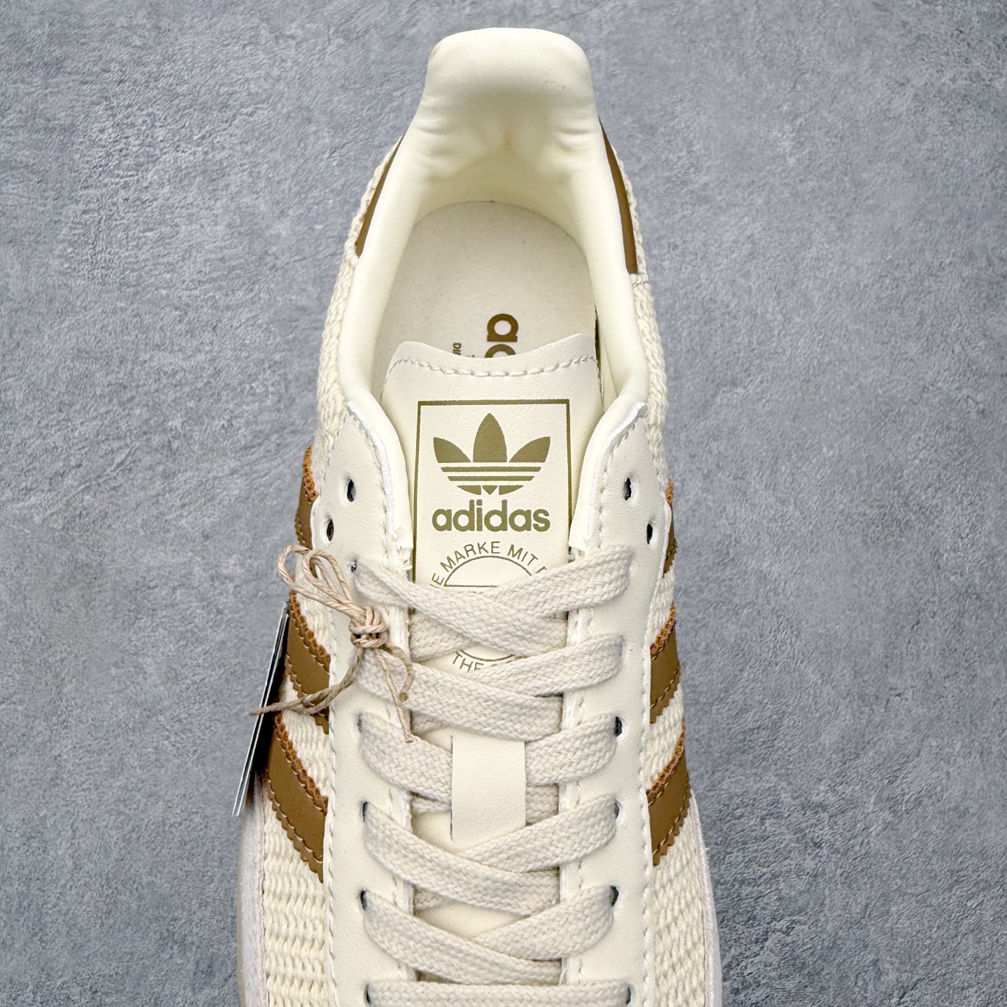 图片[5]-＃HZ AD Original Samba OG 桑巴复古经典轻便板鞋 JI3185 口碑大厂出品 全网最全AD系列 品控大底版型不断改良更新 全套原纸板楦头开发 确保原汁原味 完美呈现桑巴版型 一比一鞋头弧度高度鞋身弧度 此版本只针对中端市场 皮料材质有所更替 其他数据细节工艺流程均保持一致 绝不口嗨 细节品控鞋型随意对比 正确烫金高频细节 原装纳米超迁皮料 独家私模橡胶大底 原盒原配 这款桑巴鞋展示了高质量的工艺 带有装饰的超锁缝制和无缝的手感 柔软、柔软的皮革造型和标志性的3条纹完成了精致的外观 正规合身鞋带 鞋面上有绒面鞋垫 橡胶鞋底 享受正畸套筒软感 自50年代首次亮相以来就一直在赢得粉丝的青睐 尺码：36 36.5 37.5 38 38.5 39 40 40.5 41 42 42.5 43 44 44.5 45-选品中心