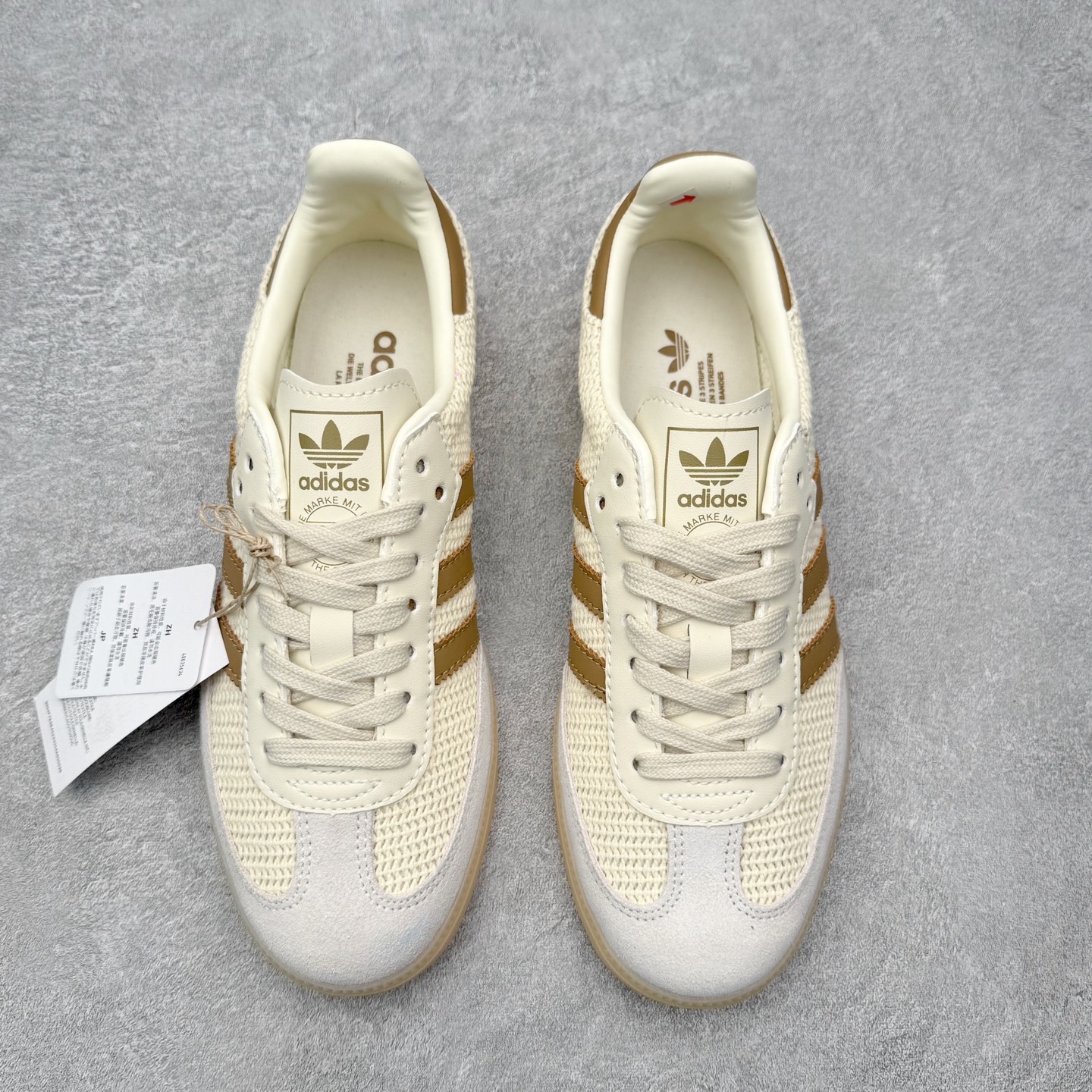 图片[2]-＃HZ AD Original Samba OG 桑巴复古经典轻便板鞋 JI3185 口碑大厂出品 全网最全AD系列 品控大底版型不断改良更新 全套原纸板楦头开发 确保原汁原味 完美呈现桑巴版型 一比一鞋头弧度高度鞋身弧度 此版本只针对中端市场 皮料材质有所更替 其他数据细节工艺流程均保持一致 绝不口嗨 细节品控鞋型随意对比 正确烫金高频细节 原装纳米超迁皮料 独家私模橡胶大底 原盒原配 这款桑巴鞋展示了高质量的工艺 带有装饰的超锁缝制和无缝的手感 柔软、柔软的皮革造型和标志性的3条纹完成了精致的外观 正规合身鞋带 鞋面上有绒面鞋垫 橡胶鞋底 享受正畸套筒软感 自50年代首次亮相以来就一直在赢得粉丝的青睐 尺码：36 36.5 37.5 38 38.5 39 40 40.5 41 42 42.5 43 44 44.5 45-选品中心