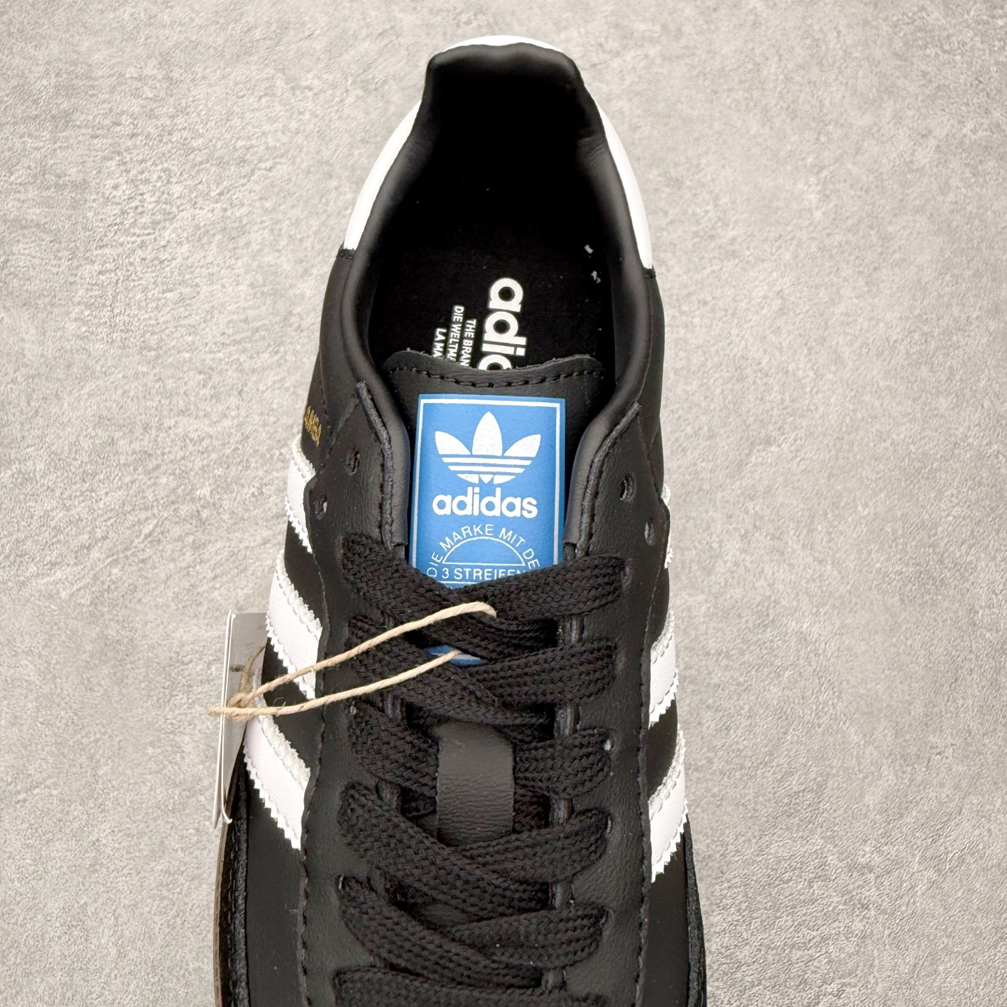 图片[5]-＃HZ AD Original Samba OG 桑巴复古经典轻便板鞋 GW3159 口碑大厂出品 全网最全AD系列 品控大底版型不断改良更新 全套原纸板楦头开发 确保原汁原味 完美呈现桑巴版型 一比一鞋头弧度高度鞋身弧度 此版本只针对中端市场 皮料材质有所更替 其他数据细节工艺流程均保持一致 绝不口嗨 细节品控鞋型随意对比 正确烫金高频细节 原装纳米超迁皮料 独家私模橡胶大底 原盒原配 这款桑巴鞋展示了高质量的工艺 带有装饰的超锁缝制和无缝的手感 柔软、柔软的皮革造型和标志性的3条纹完成了精致的外观 正规合身鞋带 鞋面上有绒面鞋垫 橡胶鞋底 享受正畸套筒软感 自50年代首次亮相以来就一直在赢得粉丝的青睐 尺码：36 36.5 37.5 38 38.5 39 40 40.5 41 42 42.5 43 44 44.5 45-选品中心