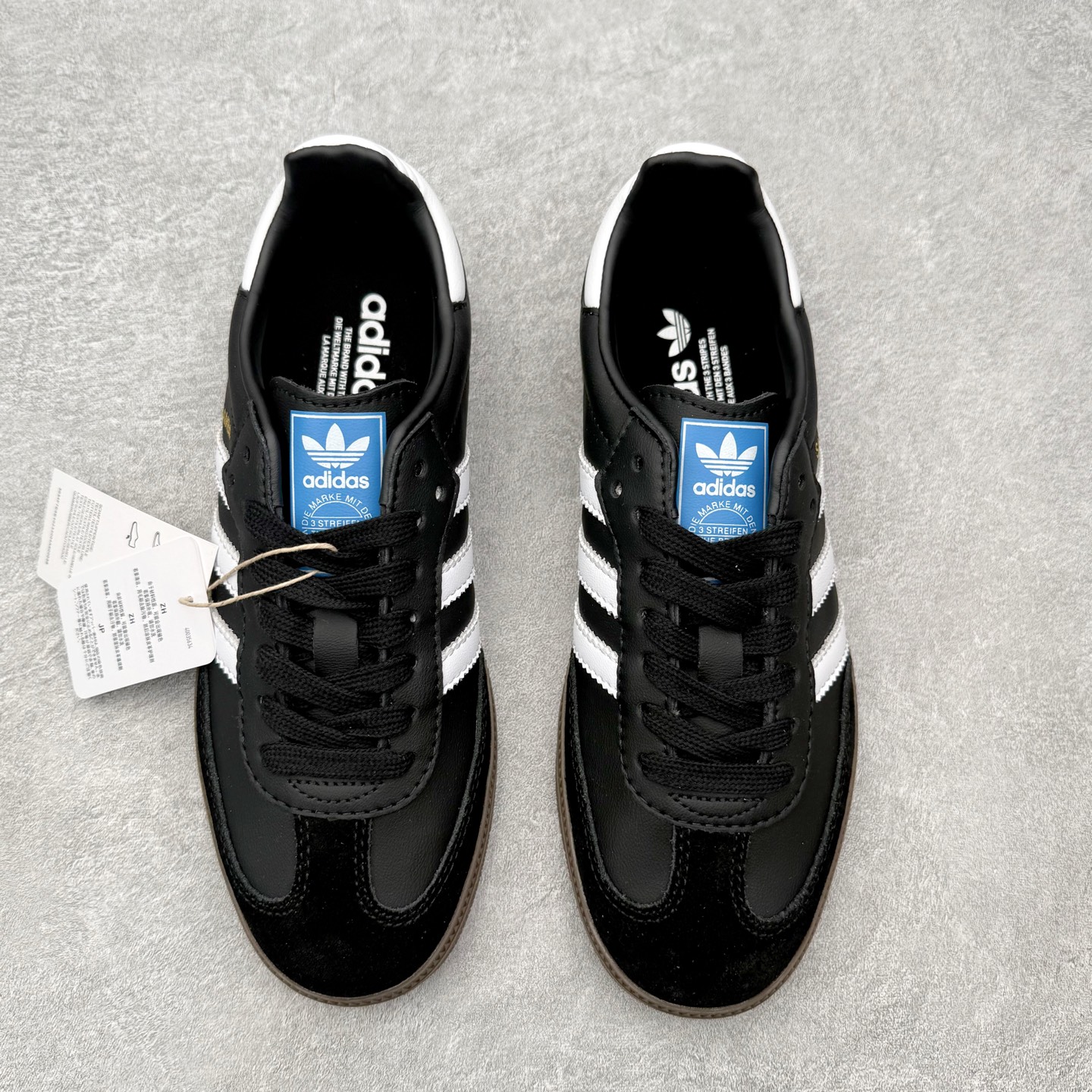 图片[2]-＃HZ AD Original Samba OG 桑巴复古经典轻便板鞋 GW3159 口碑大厂出品 全网最全AD系列 品控大底版型不断改良更新 全套原纸板楦头开发 确保原汁原味 完美呈现桑巴版型 一比一鞋头弧度高度鞋身弧度 此版本只针对中端市场 皮料材质有所更替 其他数据细节工艺流程均保持一致 绝不口嗨 细节品控鞋型随意对比 正确烫金高频细节 原装纳米超迁皮料 独家私模橡胶大底 原盒原配 这款桑巴鞋展示了高质量的工艺 带有装饰的超锁缝制和无缝的手感 柔软、柔软的皮革造型和标志性的3条纹完成了精致的外观 正规合身鞋带 鞋面上有绒面鞋垫 橡胶鞋底 享受正畸套筒软感 自50年代首次亮相以来就一直在赢得粉丝的青睐 尺码：36 36.5 37.5 38 38.5 39 40 40.5 41 42 42.5 43 44 44.5 45-选品中心