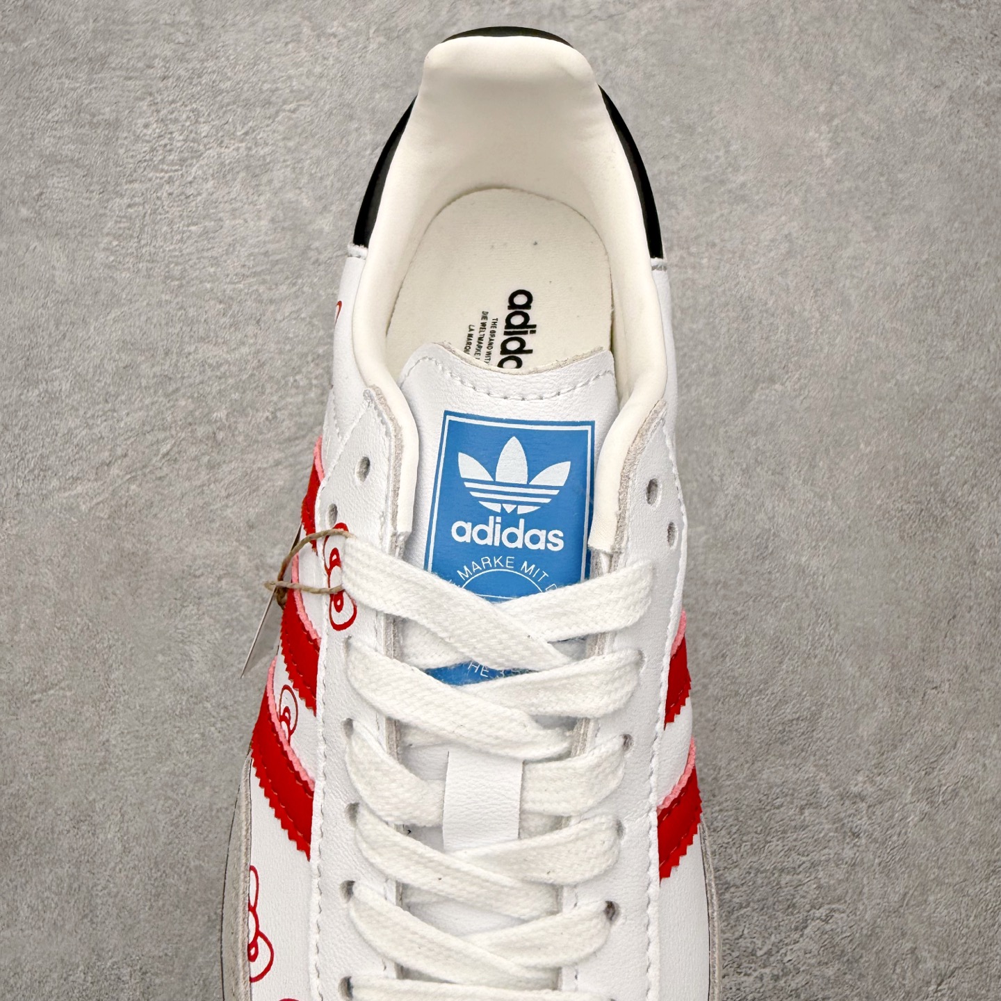 图片[5]-＃HZ AD Original Samba OG 桑巴复古经典轻便板鞋 B75806 口碑大厂出品 全网最全AD系列 品控大底版型不断改良更新 全套原纸板楦头开发 确保原汁原味 完美呈现桑巴版型 一比一鞋头弧度高度鞋身弧度 此版本只针对中端市场 皮料材质有所更替 其他数据细节工艺流程均保持一致 绝不口嗨 细节品控鞋型随意对比 正确烫金高频细节 原装纳米超迁皮料 独家私模橡胶大底 原盒原配 这款桑巴鞋展示了高质量的工艺 带有装饰的超锁缝制和无缝的手感 柔软、柔软的皮革造型和标志性的3条纹完成了精致的外观 正规合身鞋带 鞋面上有绒面鞋垫 橡胶鞋底 享受正畸套筒软感 自50年代首次亮相以来就一直在赢得粉丝的青睐 尺码：36 36.5 37.5 38 38.5 39 40 40.5 41 42 42.5 43 44 44.5 45-选品中心