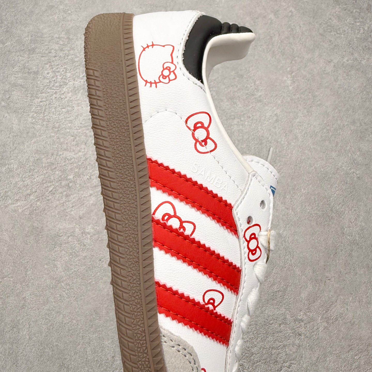 图片[6]-＃HZ AD Original Samba OG 桑巴复古经典轻便板鞋 B75806 口碑大厂出品 全网最全AD系列 品控大底版型不断改良更新 全套原纸板楦头开发 确保原汁原味 完美呈现桑巴版型 一比一鞋头弧度高度鞋身弧度 此版本只针对中端市场 皮料材质有所更替 其他数据细节工艺流程均保持一致 绝不口嗨 细节品控鞋型随意对比 正确烫金高频细节 原装纳米超迁皮料 独家私模橡胶大底 原盒原配 这款桑巴鞋展示了高质量的工艺 带有装饰的超锁缝制和无缝的手感 柔软、柔软的皮革造型和标志性的3条纹完成了精致的外观 正规合身鞋带 鞋面上有绒面鞋垫 橡胶鞋底 享受正畸套筒软感 自50年代首次亮相以来就一直在赢得粉丝的青睐 尺码：36 36.5 37.5 38 38.5 39 40 40.5 41 42 42.5 43 44 44.5 45-选品中心
