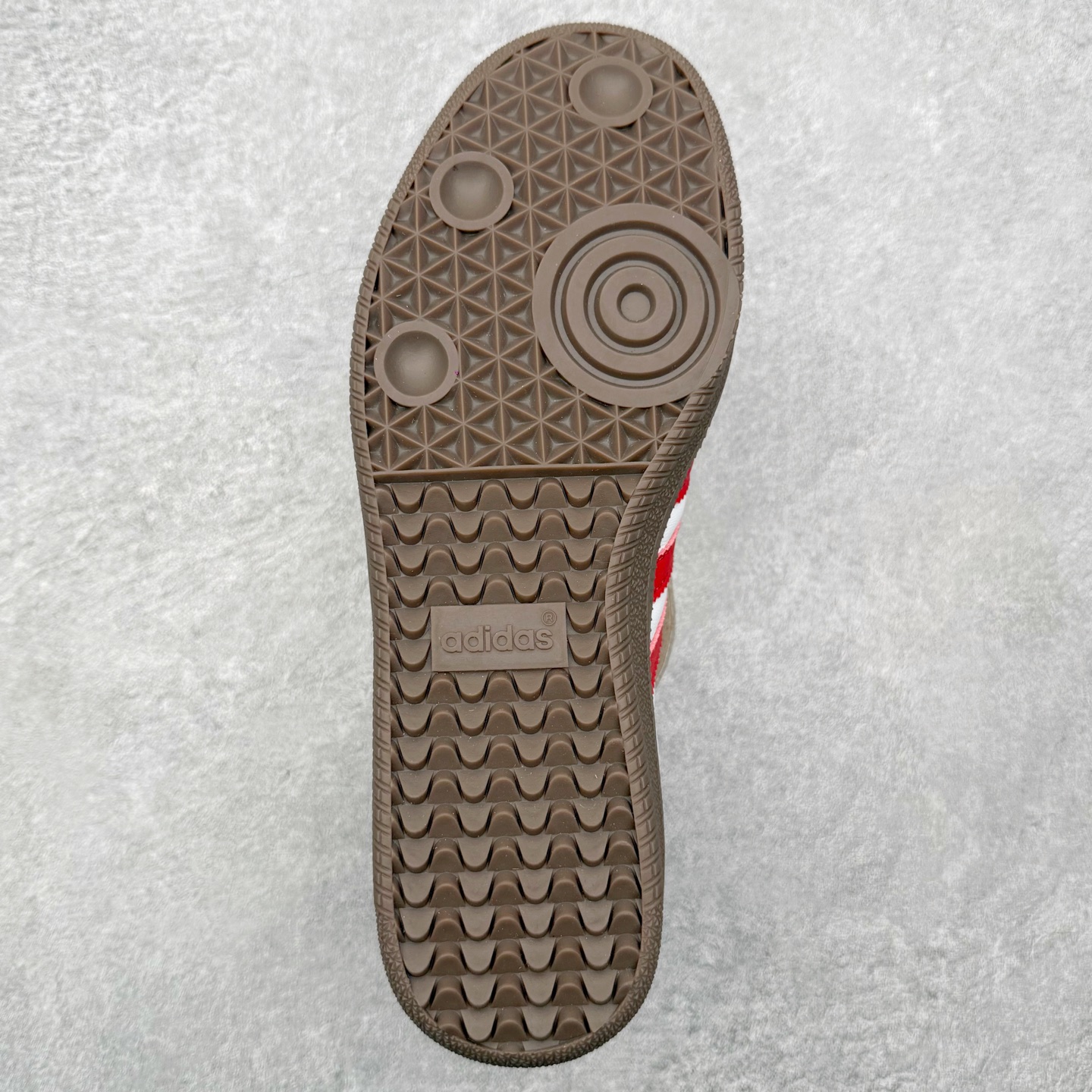 图片[9]-＃HZ AD Original Samba OG 桑巴复古经典轻便板鞋 B75806 口碑大厂出品 全网最全AD系列 品控大底版型不断改良更新 全套原纸板楦头开发 确保原汁原味 完美呈现桑巴版型 一比一鞋头弧度高度鞋身弧度 此版本只针对中端市场 皮料材质有所更替 其他数据细节工艺流程均保持一致 绝不口嗨 细节品控鞋型随意对比 正确烫金高频细节 原装纳米超迁皮料 独家私模橡胶大底 原盒原配 这款桑巴鞋展示了高质量的工艺 带有装饰的超锁缝制和无缝的手感 柔软、柔软的皮革造型和标志性的3条纹完成了精致的外观 正规合身鞋带 鞋面上有绒面鞋垫 橡胶鞋底 享受正畸套筒软感 自50年代首次亮相以来就一直在赢得粉丝的青睐 尺码：36 36.5 37.5 38 38.5 39 40 40.5 41 42 42.5 43 44 44.5 45-选品中心