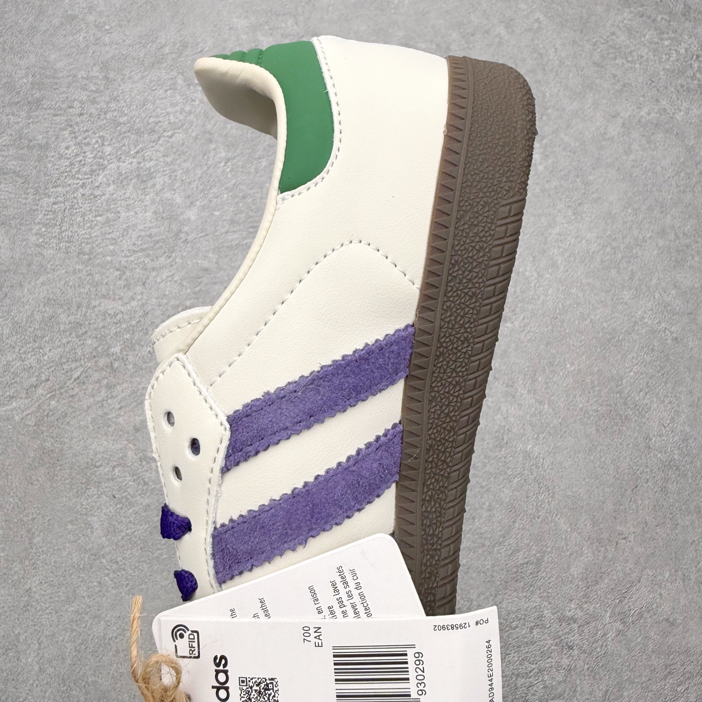 图片[7]-＃HZ AD Original Samba OG 桑巴复古经典轻便板鞋 ID8349 口碑大厂出品 全网最全AD系列 品控大底版型不断改良更新 全套原纸板楦头开发 确保原汁原味 完美呈现桑巴版型 一比一鞋头弧度高度鞋身弧度 此版本只针对中端市场 皮料材质有所更替 其他数据细节工艺流程均保持一致 绝不口嗨 细节品控鞋型随意对比 正确烫金高频细节 原装纳米超迁皮料 独家私模橡胶大底 原盒原配 这款桑巴鞋展示了高质量的工艺 带有装饰的超锁缝制和无缝的手感 柔软、柔软的皮革造型和标志性的3条纹完成了精致的外观 正规合身鞋带 鞋面上有绒面鞋垫 橡胶鞋底 享受正畸套筒软感 自50年代首次亮相以来就一直在赢得粉丝的青睐 尺码：36 36.5 37.5 38 38.5 39 40 40.5 41 42 42.5 43 44 44.5 45-选品中心