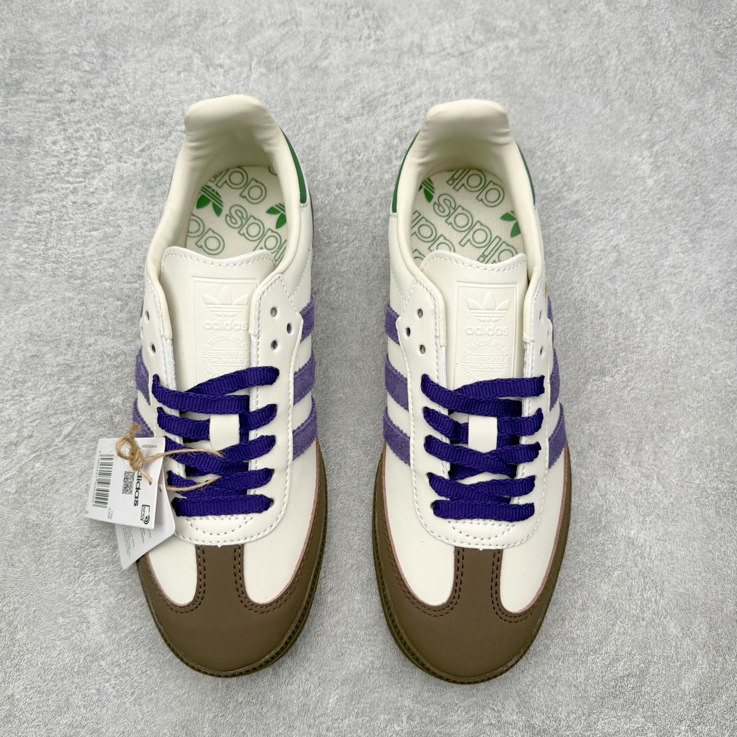 图片[2]-＃HZ AD Original Samba OG 桑巴复古经典轻便板鞋 ID8349 口碑大厂出品 全网最全AD系列 品控大底版型不断改良更新 全套原纸板楦头开发 确保原汁原味 完美呈现桑巴版型 一比一鞋头弧度高度鞋身弧度 此版本只针对中端市场 皮料材质有所更替 其他数据细节工艺流程均保持一致 绝不口嗨 细节品控鞋型随意对比 正确烫金高频细节 原装纳米超迁皮料 独家私模橡胶大底 原盒原配 这款桑巴鞋展示了高质量的工艺 带有装饰的超锁缝制和无缝的手感 柔软、柔软的皮革造型和标志性的3条纹完成了精致的外观 正规合身鞋带 鞋面上有绒面鞋垫 橡胶鞋底 享受正畸套筒软感 自50年代首次亮相以来就一直在赢得粉丝的青睐 尺码：36 36.5 37.5 38 38.5 39 40 40.5 41 42 42.5 43 44 44.5 45-选品中心