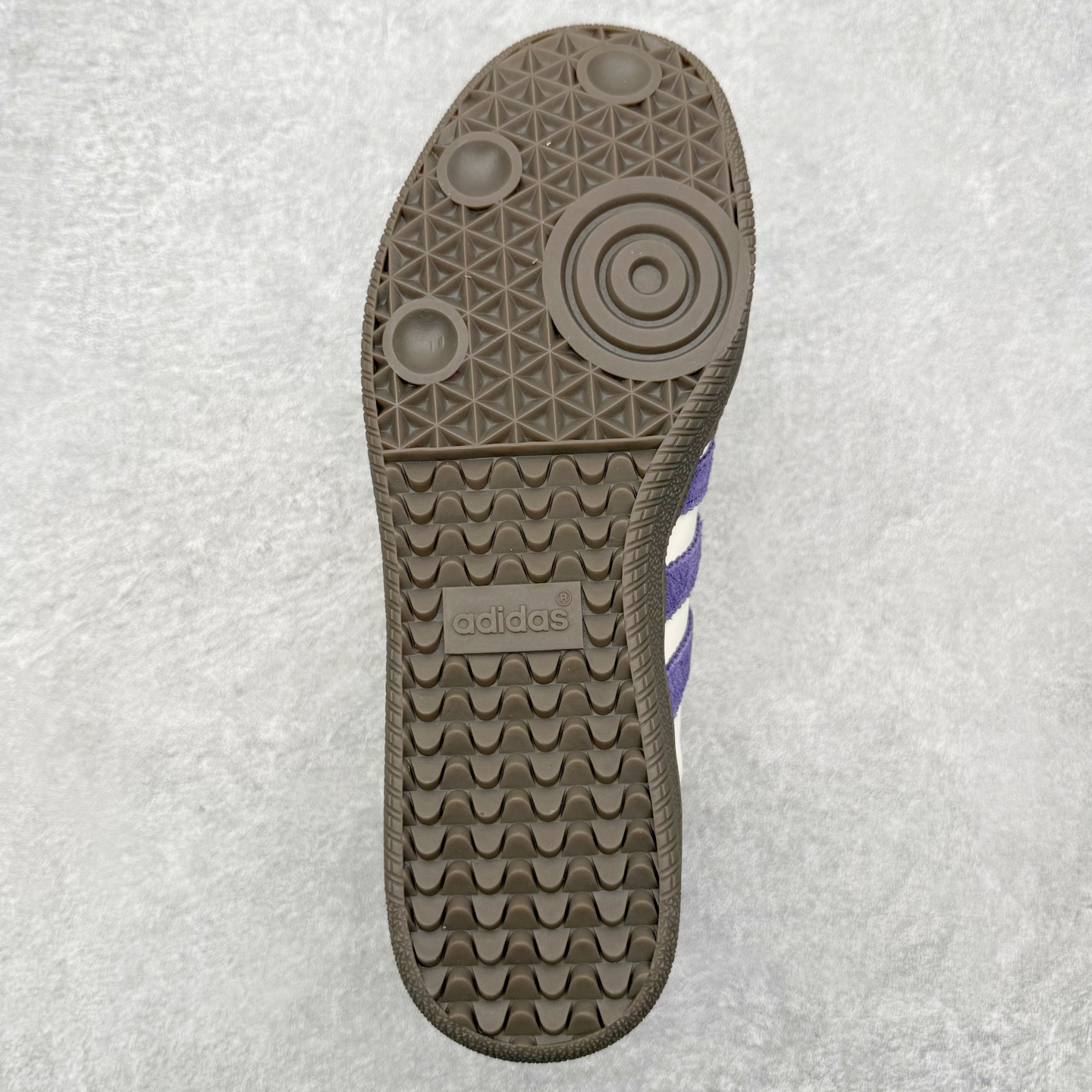 图片[9]-＃HZ AD Original Samba OG 桑巴复古经典轻便板鞋 ID8349 口碑大厂出品 全网最全AD系列 品控大底版型不断改良更新 全套原纸板楦头开发 确保原汁原味 完美呈现桑巴版型 一比一鞋头弧度高度鞋身弧度 此版本只针对中端市场 皮料材质有所更替 其他数据细节工艺流程均保持一致 绝不口嗨 细节品控鞋型随意对比 正确烫金高频细节 原装纳米超迁皮料 独家私模橡胶大底 原盒原配 这款桑巴鞋展示了高质量的工艺 带有装饰的超锁缝制和无缝的手感 柔软、柔软的皮革造型和标志性的3条纹完成了精致的外观 正规合身鞋带 鞋面上有绒面鞋垫 橡胶鞋底 享受正畸套筒软感 自50年代首次亮相以来就一直在赢得粉丝的青睐 尺码：36 36.5 37.5 38 38.5 39 40 40.5 41 42 42.5 43 44 44.5 45-选品中心