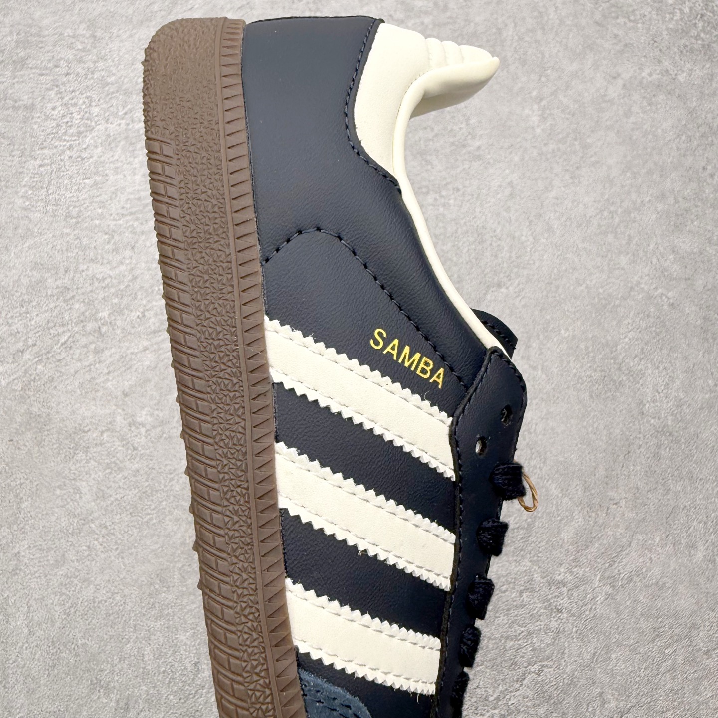 图片[6]-＃HZ AD Original Samba OG 桑巴复古经典轻便板鞋 ID2056 口碑大厂出品 全网最全AD系列 品控大底版型不断改良更新 全套原纸板楦头开发 确保原汁原味 完美呈现桑巴版型 一比一鞋头弧度高度鞋身弧度 此版本只针对中端市场 皮料材质有所更替 其他数据细节工艺流程均保持一致 绝不口嗨 细节品控鞋型随意对比 正确烫金高频细节 原装纳米超迁皮料 独家私模橡胶大底 原盒原配 这款桑巴鞋展示了高质量的工艺 带有装饰的超锁缝制和无缝的手感 柔软、柔软的皮革造型和标志性的3条纹完成了精致的外观 正规合身鞋带 鞋面上有绒面鞋垫 橡胶鞋底 享受正畸套筒软感 自50年代首次亮相以来就一直在赢得粉丝的青睐 尺码：36 36.5 37.5 38 38.5 39 40 40.5 41 42 42.5 43 44 44.5 45-选品中心