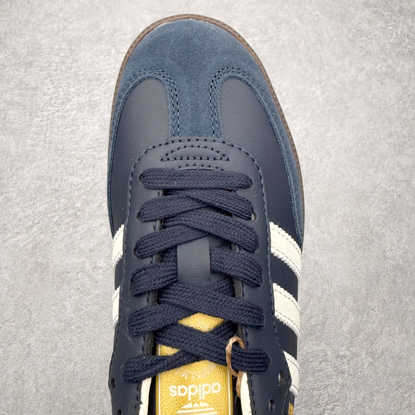 图片[4]-＃HZ AD Original Samba OG 桑巴复古经典轻便板鞋 ID2056 口碑大厂出品 全网最全AD系列 品控大底版型不断改良更新 全套原纸板楦头开发 确保原汁原味 完美呈现桑巴版型 一比一鞋头弧度高度鞋身弧度 此版本只针对中端市场 皮料材质有所更替 其他数据细节工艺流程均保持一致 绝不口嗨 细节品控鞋型随意对比 正确烫金高频细节 原装纳米超迁皮料 独家私模橡胶大底 原盒原配 这款桑巴鞋展示了高质量的工艺 带有装饰的超锁缝制和无缝的手感 柔软、柔软的皮革造型和标志性的3条纹完成了精致的外观 正规合身鞋带 鞋面上有绒面鞋垫 橡胶鞋底 享受正畸套筒软感 自50年代首次亮相以来就一直在赢得粉丝的青睐 尺码：36 36.5 37.5 38 38.5 39 40 40.5 41 42 42.5 43 44 44.5 45-选品中心