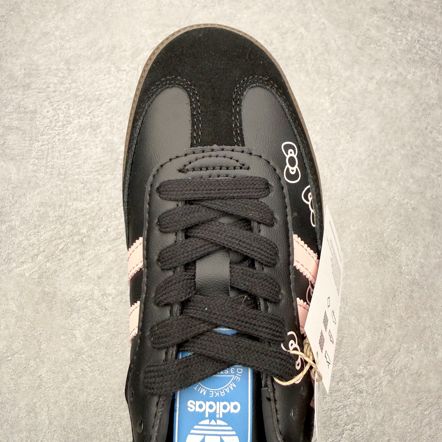 图片[4]-＃HZ AD Original Samba OG 桑巴复古经典轻便板鞋 B75807 口碑大厂出品 全网最全AD系列 品控大底版型不断改良更新 全套原纸板楦头开发 确保原汁原味 完美呈现桑巴版型 一比一鞋头弧度高度鞋身弧度 此版本只针对中端市场 皮料材质有所更替 其他数据细节工艺流程均保持一致 绝不口嗨 细节品控鞋型随意对比 正确烫金高频细节 原装纳米超迁皮料 独家私模橡胶大底 原盒原配 这款桑巴鞋展示了高质量的工艺 带有装饰的超锁缝制和无缝的手感 柔软、柔软的皮革造型和标志性的3条纹完成了精致的外观 正规合身鞋带 鞋面上有绒面鞋垫 橡胶鞋底 享受正畸套筒软感 自50年代首次亮相以来就一直在赢得粉丝的青睐 尺码：36 36.5 37.5 38 38.5 39 40 40.5 41 42 42.5 43 44 44.5 45-选品中心