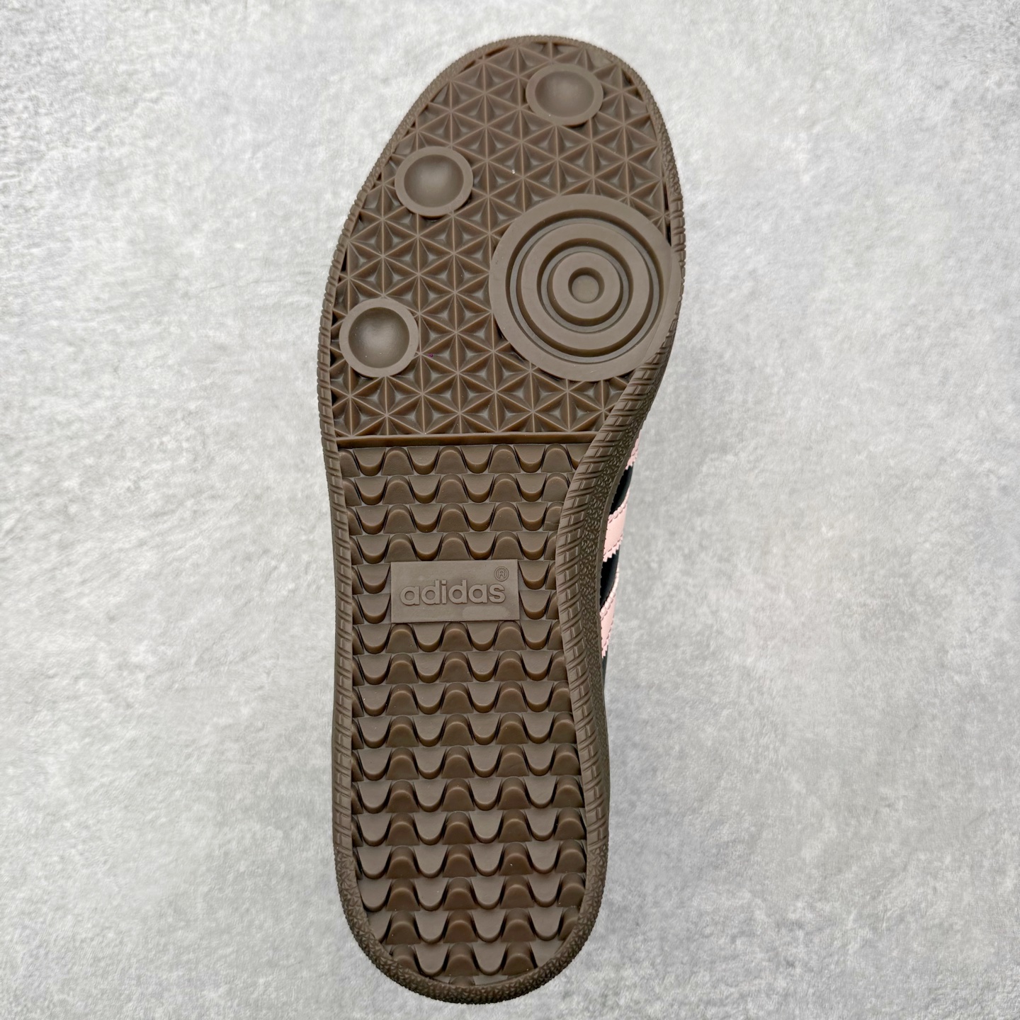 图片[9]-＃HZ AD Original Samba OG 桑巴复古经典轻便板鞋 B75807 口碑大厂出品 全网最全AD系列 品控大底版型不断改良更新 全套原纸板楦头开发 确保原汁原味 完美呈现桑巴版型 一比一鞋头弧度高度鞋身弧度 此版本只针对中端市场 皮料材质有所更替 其他数据细节工艺流程均保持一致 绝不口嗨 细节品控鞋型随意对比 正确烫金高频细节 原装纳米超迁皮料 独家私模橡胶大底 原盒原配 这款桑巴鞋展示了高质量的工艺 带有装饰的超锁缝制和无缝的手感 柔软、柔软的皮革造型和标志性的3条纹完成了精致的外观 正规合身鞋带 鞋面上有绒面鞋垫 橡胶鞋底 享受正畸套筒软感 自50年代首次亮相以来就一直在赢得粉丝的青睐 尺码：36 36.5 37.5 38 38.5 39 40 40.5 41 42 42.5 43 44 44.5 45-选品中心