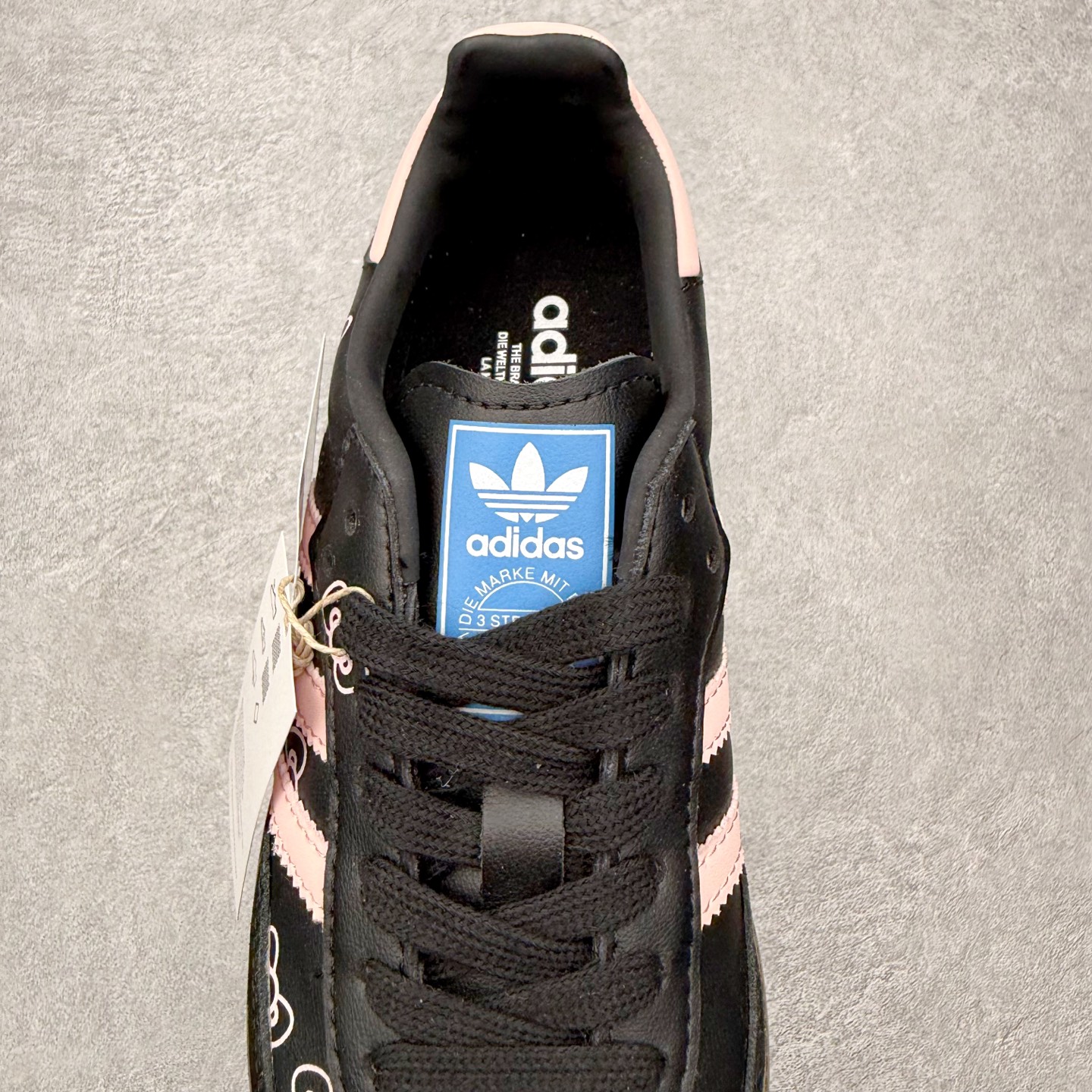图片[5]-＃HZ AD Original Samba OG 桑巴复古经典轻便板鞋 B75807 口碑大厂出品 全网最全AD系列 品控大底版型不断改良更新 全套原纸板楦头开发 确保原汁原味 完美呈现桑巴版型 一比一鞋头弧度高度鞋身弧度 此版本只针对中端市场 皮料材质有所更替 其他数据细节工艺流程均保持一致 绝不口嗨 细节品控鞋型随意对比 正确烫金高频细节 原装纳米超迁皮料 独家私模橡胶大底 原盒原配 这款桑巴鞋展示了高质量的工艺 带有装饰的超锁缝制和无缝的手感 柔软、柔软的皮革造型和标志性的3条纹完成了精致的外观 正规合身鞋带 鞋面上有绒面鞋垫 橡胶鞋底 享受正畸套筒软感 自50年代首次亮相以来就一直在赢得粉丝的青睐 尺码：36 36.5 37.5 38 38.5 39 40 40.5 41 42 42.5 43 44 44.5 45-选品中心