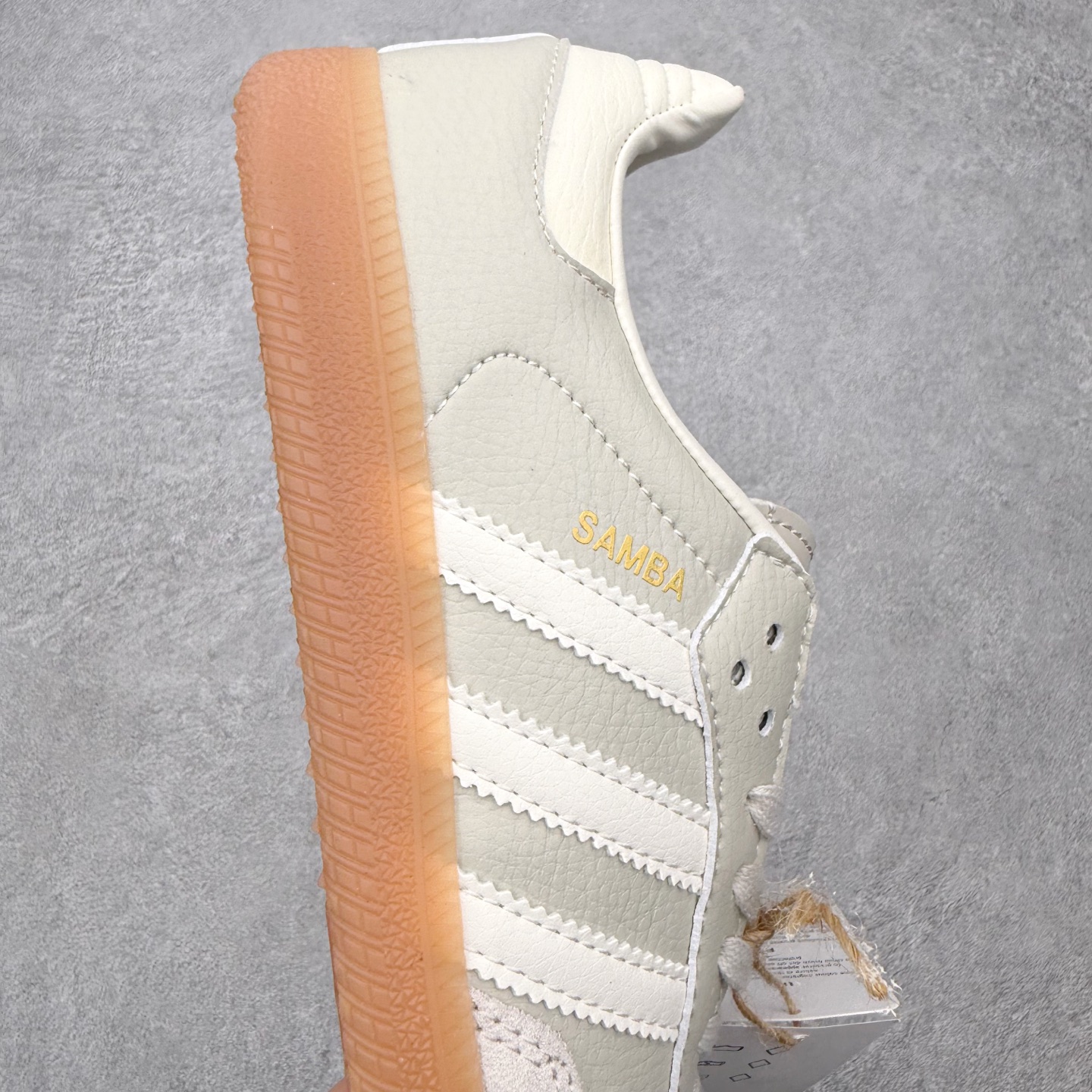 图片[6]-＃HZ AD Original Samba OG 桑巴复古经典轻便板鞋 IE7013 口碑大厂出品 全网最全AD系列 品控大底版型不断改良更新 全套原纸板楦头开发 确保原汁原味 完美呈现桑巴版型 一比一鞋头弧度高度鞋身弧度 此版本只针对中端市场 皮料材质有所更替 其他数据细节工艺流程均保持一致 绝不口嗨 细节品控鞋型随意对比 正确烫金高频细节 原装纳米超迁皮料 独家私模橡胶大底 原盒原配 这款桑巴鞋展示了高质量的工艺 带有装饰的超锁缝制和无缝的手感 柔软、柔软的皮革造型和标志性的3条纹完成了精致的外观 正规合身鞋带 鞋面上有绒面鞋垫 橡胶鞋底 享受正畸套筒软感 自50年代首次亮相以来就一直在赢得粉丝的青睐 尺码：36 36.5 37.5 38 38.5 39 40 40.5 41 42 42.5 43 44 44.5 45-选品中心