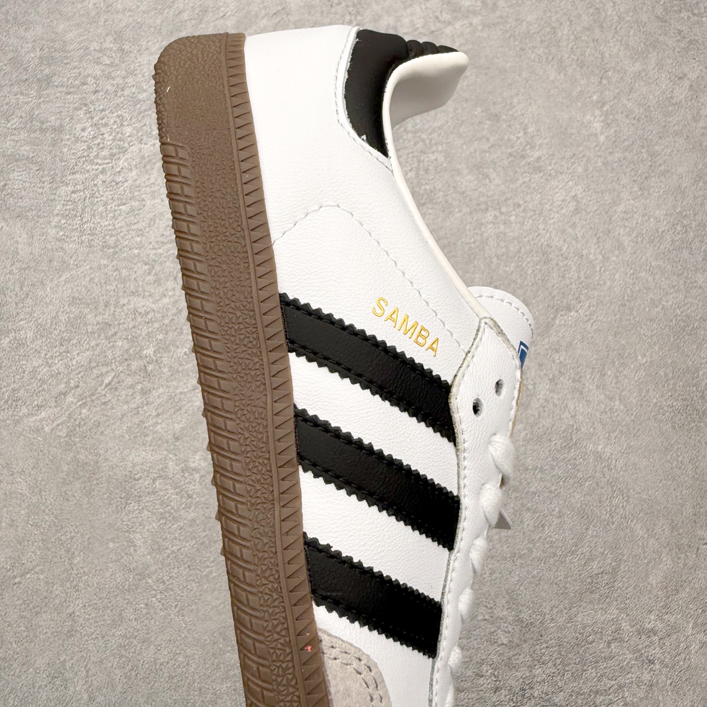 图片[6]-＃HZ AD Original Samba OG 桑巴复古经典轻便板鞋 B75806 口碑大厂出品 全网最全AD系列 品控大底版型不断改良更新 全套原纸板楦头开发 确保原汁原味 完美呈现桑巴版型 一比一鞋头弧度高度鞋身弧度 此版本只针对中端市场 皮料材质有所更替 其他数据细节工艺流程均保持一致 绝不口嗨 细节品控鞋型随意对比 正确烫金高频细节 原装纳米超迁皮料 独家私模橡胶大底 原盒原配 这款桑巴鞋展示了高质量的工艺 带有装饰的超锁缝制和无缝的手感 柔软、柔软的皮革造型和标志性的3条纹完成了精致的外观 正规合身鞋带 鞋面上有绒面鞋垫 橡胶鞋底 享受正畸套筒软感 自50年代首次亮相以来就一直在赢得粉丝的青睐 尺码：36 36.5 37.5 38 38.5 39 40 40.5 41 42 42.5 43 44 44.5 45-选品中心