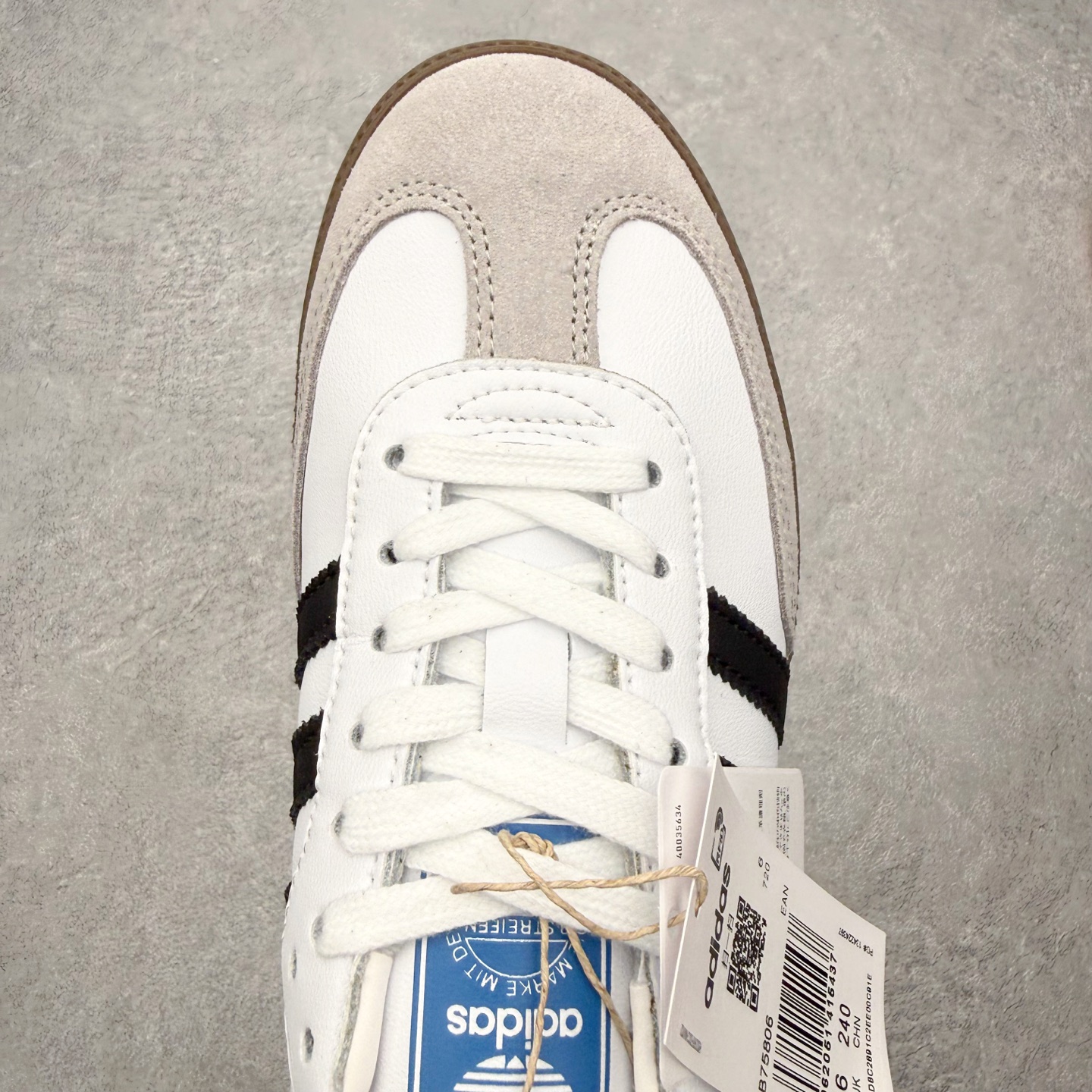 图片[4]-＃HZ AD Original Samba OG 桑巴复古经典轻便板鞋 B75806 口碑大厂出品 全网最全AD系列 品控大底版型不断改良更新 全套原纸板楦头开发 确保原汁原味 完美呈现桑巴版型 一比一鞋头弧度高度鞋身弧度 此版本只针对中端市场 皮料材质有所更替 其他数据细节工艺流程均保持一致 绝不口嗨 细节品控鞋型随意对比 正确烫金高频细节 原装纳米超迁皮料 独家私模橡胶大底 原盒原配 这款桑巴鞋展示了高质量的工艺 带有装饰的超锁缝制和无缝的手感 柔软、柔软的皮革造型和标志性的3条纹完成了精致的外观 正规合身鞋带 鞋面上有绒面鞋垫 橡胶鞋底 享受正畸套筒软感 自50年代首次亮相以来就一直在赢得粉丝的青睐 尺码：36 36.5 37.5 38 38.5 39 40 40.5 41 42 42.5 43 44 44.5 45-选品中心
