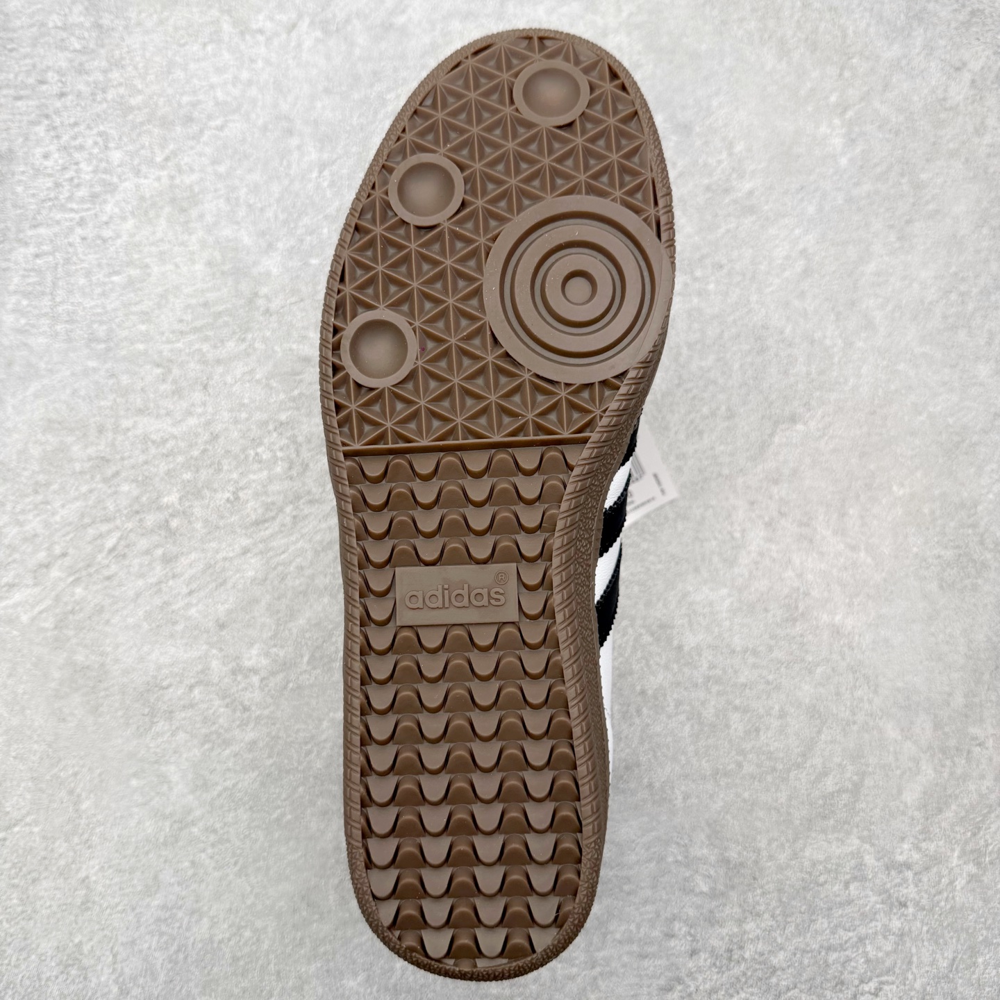 图片[9]-＃HZ AD Original Samba OG 桑巴复古经典轻便板鞋 B75806 口碑大厂出品 全网最全AD系列 品控大底版型不断改良更新 全套原纸板楦头开发 确保原汁原味 完美呈现桑巴版型 一比一鞋头弧度高度鞋身弧度 此版本只针对中端市场 皮料材质有所更替 其他数据细节工艺流程均保持一致 绝不口嗨 细节品控鞋型随意对比 正确烫金高频细节 原装纳米超迁皮料 独家私模橡胶大底 原盒原配 这款桑巴鞋展示了高质量的工艺 带有装饰的超锁缝制和无缝的手感 柔软、柔软的皮革造型和标志性的3条纹完成了精致的外观 正规合身鞋带 鞋面上有绒面鞋垫 橡胶鞋底 享受正畸套筒软感 自50年代首次亮相以来就一直在赢得粉丝的青睐 尺码：36 36.5 37.5 38 38.5 39 40 40.5 41 42 42.5 43 44 44.5 45-选品中心