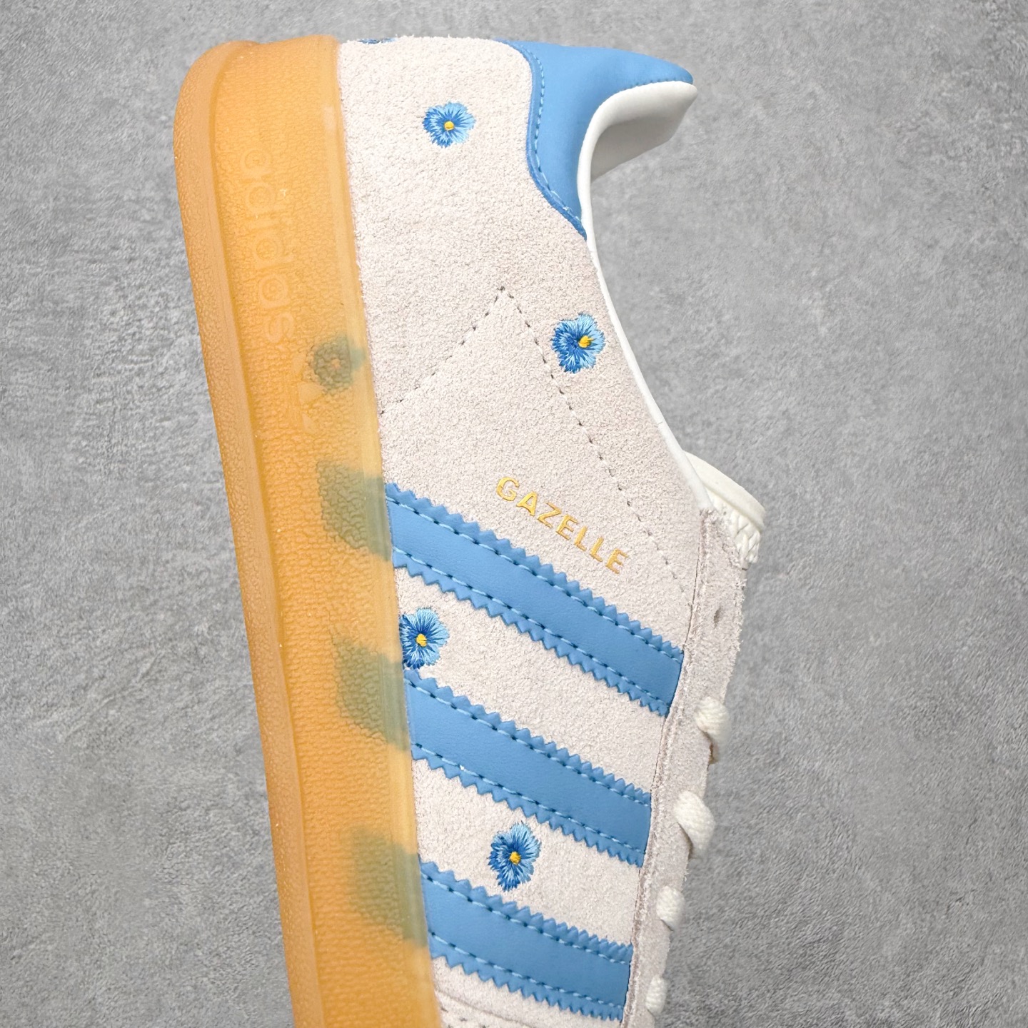 图片[6]-＃HZ AD Original Gazelle Indoor Trainers 瞪羚室内鞋系列低帮复古百搭休闲运动德训风板鞋 IF4491 口碑大厂出品 全网最全AD系列 品控大底版型不断改良更新 全套原纸板楦头开发 确保原汁原味 完美呈现桑巴版型 长期补货超性价比特供批次 原厂定制长毛翻毛皮组合环保纤维革鞋面材质 内置环保海玻璃鞋垫 外置RB橡胶大底 产品品控稳定性领先行业 原厂全套原楦原纸板冲刀磨具开发 原厂皮料加持 原厂港宝加持定型后跟R度完美 将复古进行到底 简约流畅 三十年不变经典 这款Gazelle运动鞋 无论面料、配色、质感或设计 都只在重现其1991年原款的经典 皮革鞋面 撞色三条纹和鞋跟标的设计 力求呈现90年代的经典复古风潮 Samba火热的同时 也带动了其它的复古鞋型 Gazelle便是其中一只 Gazelle Indoor拥有包边更宽的T字型鞋头 更好的保护运动员的前掌 浓浓的复古氛围感 非常适合现在流行的Cleanfit风格 尺码：36 36⅔ 37⅓ 38 38⅔ 39⅓ 40 40⅔ 41⅓ 42 42⅔ 43⅓ 44 44⅔ 45-选品中心