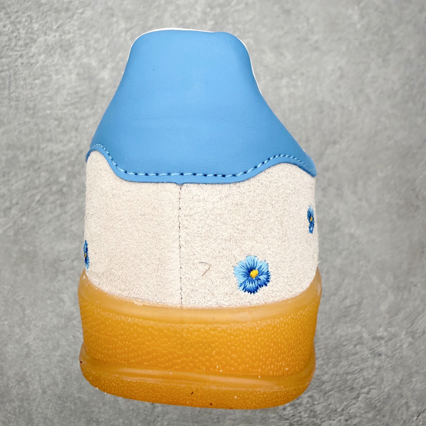 图片[8]-＃HZ AD Original Gazelle Indoor Trainers 瞪羚室内鞋系列低帮复古百搭休闲运动德训风板鞋 IF4491 口碑大厂出品 全网最全AD系列 品控大底版型不断改良更新 全套原纸板楦头开发 确保原汁原味 完美呈现桑巴版型 长期补货超性价比特供批次 原厂定制长毛翻毛皮组合环保纤维革鞋面材质 内置环保海玻璃鞋垫 外置RB橡胶大底 产品品控稳定性领先行业 原厂全套原楦原纸板冲刀磨具开发 原厂皮料加持 原厂港宝加持定型后跟R度完美 将复古进行到底 简约流畅 三十年不变经典 这款Gazelle运动鞋 无论面料、配色、质感或设计 都只在重现其1991年原款的经典 皮革鞋面 撞色三条纹和鞋跟标的设计 力求呈现90年代的经典复古风潮 Samba火热的同时 也带动了其它的复古鞋型 Gazelle便是其中一只 Gazelle Indoor拥有包边更宽的T字型鞋头 更好的保护运动员的前掌 浓浓的复古氛围感 非常适合现在流行的Cleanfit风格 尺码：36 36⅔ 37⅓ 38 38⅔ 39⅓ 40 40⅔ 41⅓ 42 42⅔ 43⅓ 44 44⅔ 45-选品中心