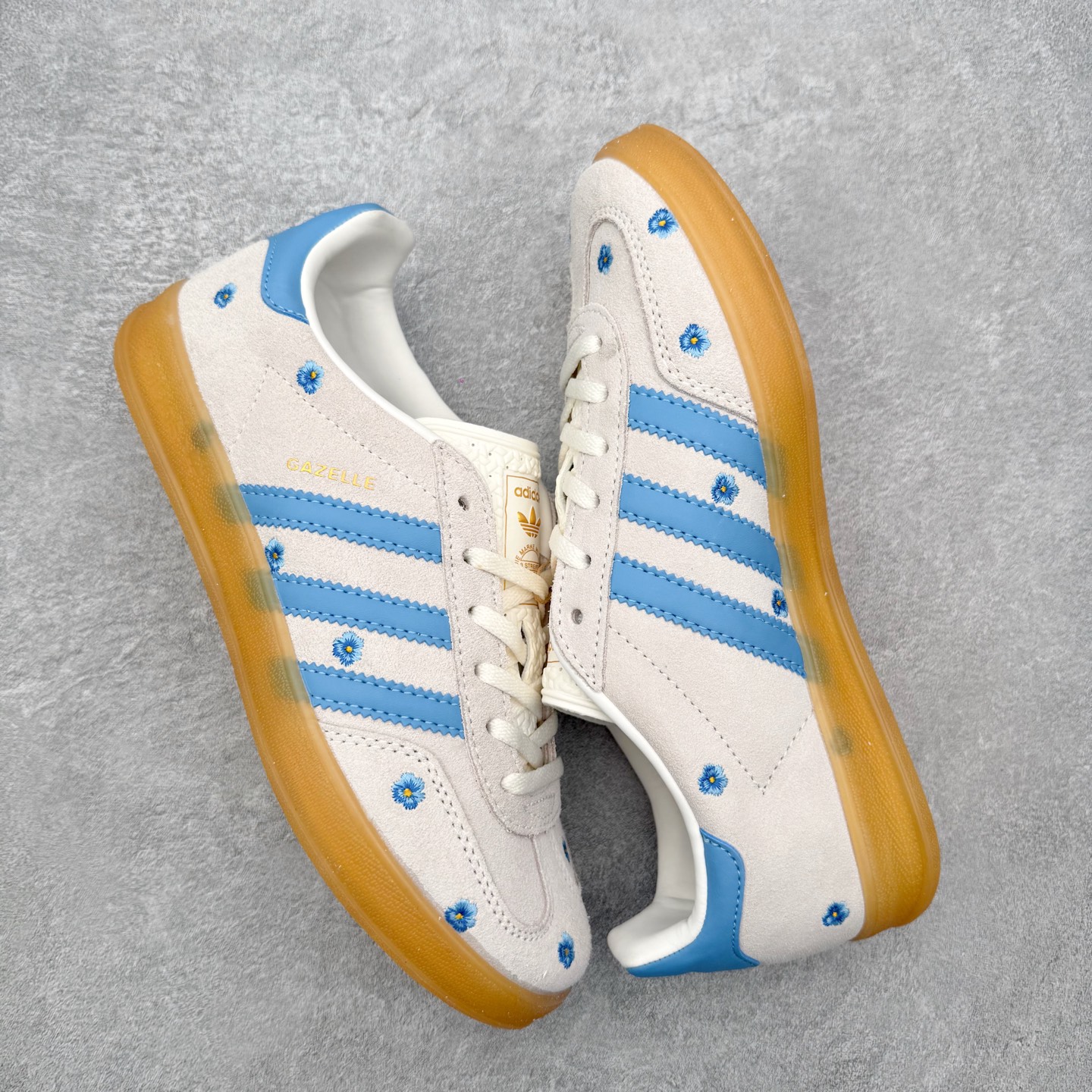 图片[3]-＃HZ AD Original Gazelle Indoor Trainers 瞪羚室内鞋系列低帮复古百搭休闲运动德训风板鞋 IF4491 口碑大厂出品 全网最全AD系列 品控大底版型不断改良更新 全套原纸板楦头开发 确保原汁原味 完美呈现桑巴版型 长期补货超性价比特供批次 原厂定制长毛翻毛皮组合环保纤维革鞋面材质 内置环保海玻璃鞋垫 外置RB橡胶大底 产品品控稳定性领先行业 原厂全套原楦原纸板冲刀磨具开发 原厂皮料加持 原厂港宝加持定型后跟R度完美 将复古进行到底 简约流畅 三十年不变经典 这款Gazelle运动鞋 无论面料、配色、质感或设计 都只在重现其1991年原款的经典 皮革鞋面 撞色三条纹和鞋跟标的设计 力求呈现90年代的经典复古风潮 Samba火热的同时 也带动了其它的复古鞋型 Gazelle便是其中一只 Gazelle Indoor拥有包边更宽的T字型鞋头 更好的保护运动员的前掌 浓浓的复古氛围感 非常适合现在流行的Cleanfit风格 尺码：36 36⅔ 37⅓ 38 38⅔ 39⅓ 40 40⅔ 41⅓ 42 42⅔ 43⅓ 44 44⅔ 45-选品中心