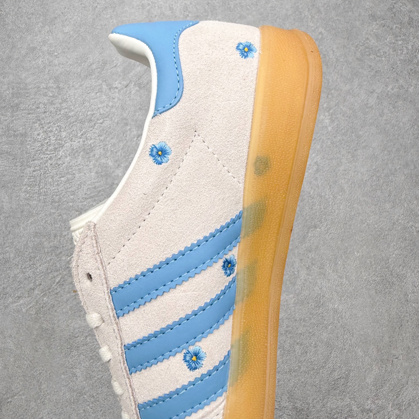 图片[7]-＃HZ AD Original Gazelle Indoor Trainers 瞪羚室内鞋系列低帮复古百搭休闲运动德训风板鞋 IF4491 口碑大厂出品 全网最全AD系列 品控大底版型不断改良更新 全套原纸板楦头开发 确保原汁原味 完美呈现桑巴版型 长期补货超性价比特供批次 原厂定制长毛翻毛皮组合环保纤维革鞋面材质 内置环保海玻璃鞋垫 外置RB橡胶大底 产品品控稳定性领先行业 原厂全套原楦原纸板冲刀磨具开发 原厂皮料加持 原厂港宝加持定型后跟R度完美 将复古进行到底 简约流畅 三十年不变经典 这款Gazelle运动鞋 无论面料、配色、质感或设计 都只在重现其1991年原款的经典 皮革鞋面 撞色三条纹和鞋跟标的设计 力求呈现90年代的经典复古风潮 Samba火热的同时 也带动了其它的复古鞋型 Gazelle便是其中一只 Gazelle Indoor拥有包边更宽的T字型鞋头 更好的保护运动员的前掌 浓浓的复古氛围感 非常适合现在流行的Cleanfit风格 尺码：36 36⅔ 37⅓ 38 38⅔ 39⅓ 40 40⅔ 41⅓ 42 42⅔ 43⅓ 44 44⅔ 45-选品中心