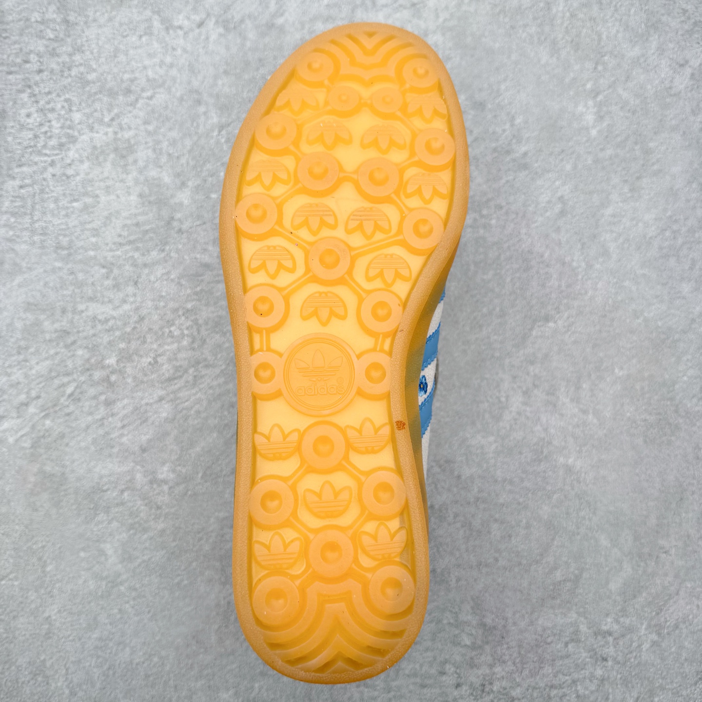 图片[9]-＃HZ AD Original Gazelle Indoor Trainers 瞪羚室内鞋系列低帮复古百搭休闲运动德训风板鞋 IF4491 口碑大厂出品 全网最全AD系列 品控大底版型不断改良更新 全套原纸板楦头开发 确保原汁原味 完美呈现桑巴版型 长期补货超性价比特供批次 原厂定制长毛翻毛皮组合环保纤维革鞋面材质 内置环保海玻璃鞋垫 外置RB橡胶大底 产品品控稳定性领先行业 原厂全套原楦原纸板冲刀磨具开发 原厂皮料加持 原厂港宝加持定型后跟R度完美 将复古进行到底 简约流畅 三十年不变经典 这款Gazelle运动鞋 无论面料、配色、质感或设计 都只在重现其1991年原款的经典 皮革鞋面 撞色三条纹和鞋跟标的设计 力求呈现90年代的经典复古风潮 Samba火热的同时 也带动了其它的复古鞋型 Gazelle便是其中一只 Gazelle Indoor拥有包边更宽的T字型鞋头 更好的保护运动员的前掌 浓浓的复古氛围感 非常适合现在流行的Cleanfit风格 尺码：36 36⅔ 37⅓ 38 38⅔ 39⅓ 40 40⅔ 41⅓ 42 42⅔ 43⅓ 44 44⅔ 45-选品中心