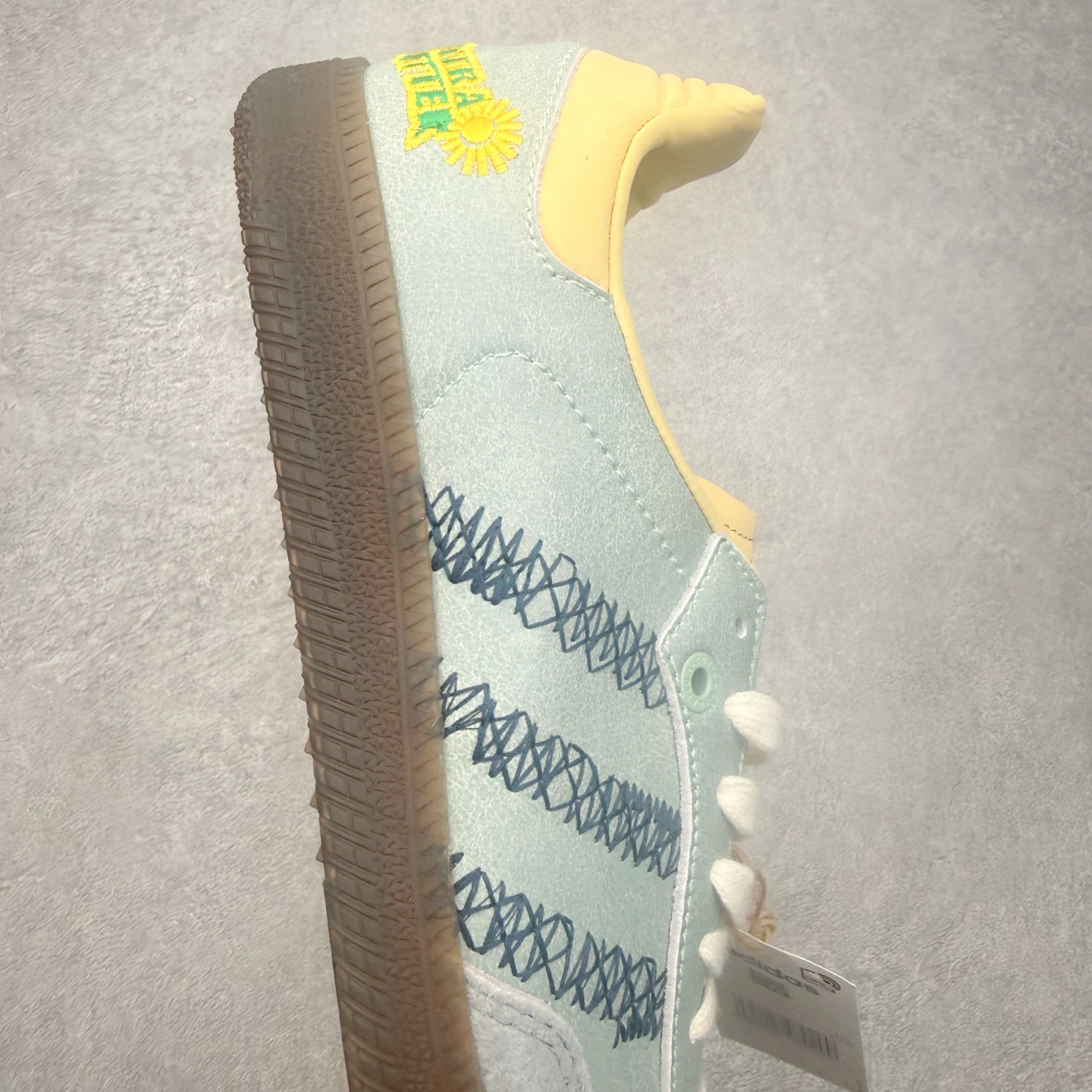 图片[6]-＃HZ AD Original Samba OG 桑巴复古经典轻便板鞋 IE0174 口碑大厂出品 全网最全AD系列 品控大底版型不断改良更新 全套原纸板楦头开发 确保原汁原味 完美呈现桑巴版型 一比一鞋头弧度高度鞋身弧度 此版本只针对中端市场 皮料材质有所更替 其他数据细节工艺流程均保持一致 绝不口嗨 细节品控鞋型随意对比 正确烫金高频细节 原装纳米超迁皮料 独家私模橡胶大底 原盒原配 这款桑巴鞋展示了高质量的工艺 带有装饰的超锁缝制和无缝的手感 柔软、柔软的皮革造型和标志性的3条纹完成了精致的外观 正规合身鞋带 鞋面上有绒面鞋垫 橡胶鞋底 享受正畸套筒软感 自50年代首次亮相以来就一直在赢得粉丝的青睐 尺码：36 36.5 37.5 38 38.5 39 40 40.5 41 42 42.5 43 44 44.5 45-选品中心