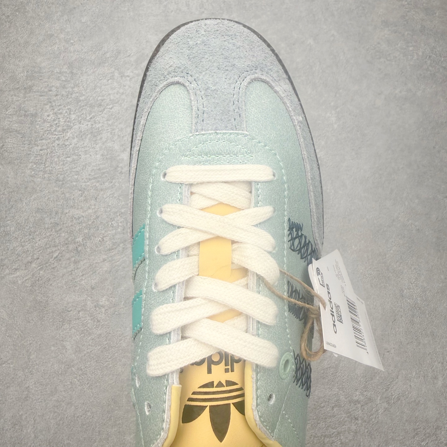 图片[4]-＃HZ AD Original Samba OG 桑巴复古经典轻便板鞋 IE0174 口碑大厂出品 全网最全AD系列 品控大底版型不断改良更新 全套原纸板楦头开发 确保原汁原味 完美呈现桑巴版型 一比一鞋头弧度高度鞋身弧度 此版本只针对中端市场 皮料材质有所更替 其他数据细节工艺流程均保持一致 绝不口嗨 细节品控鞋型随意对比 正确烫金高频细节 原装纳米超迁皮料 独家私模橡胶大底 原盒原配 这款桑巴鞋展示了高质量的工艺 带有装饰的超锁缝制和无缝的手感 柔软、柔软的皮革造型和标志性的3条纹完成了精致的外观 正规合身鞋带 鞋面上有绒面鞋垫 橡胶鞋底 享受正畸套筒软感 自50年代首次亮相以来就一直在赢得粉丝的青睐 尺码：36 36.5 37.5 38 38.5 39 40 40.5 41 42 42.5 43 44 44.5 45-选品中心