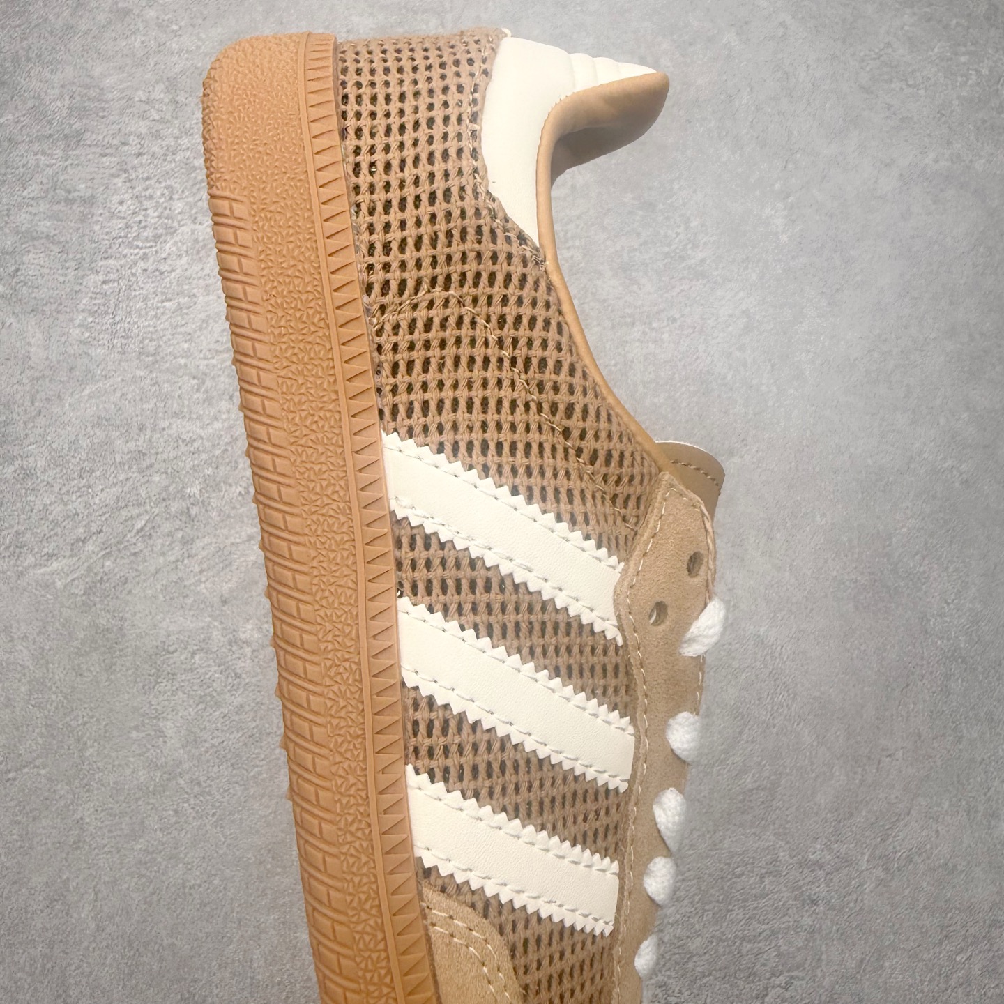 图片[6]-＃HZ AD Original Samba OG 桑巴复古经典轻便板鞋 IH3261 口碑大厂出品 全网最全AD系列 品控大底版型不断改良更新 全套原纸板楦头开发 确保原汁原味 完美呈现桑巴版型 一比一鞋头弧度高度鞋身弧度 此版本只针对中端市场 皮料材质有所更替 其他数据细节工艺流程均保持一致 绝不口嗨 细节品控鞋型随意对比 正确烫金高频细节 原装纳米超迁皮料 独家私模橡胶大底 原盒原配 这款桑巴鞋展示了高质量的工艺 带有装饰的超锁缝制和无缝的手感 柔软、柔软的皮革造型和标志性的3条纹完成了精致的外观 正规合身鞋带 鞋面上有绒面鞋垫 橡胶鞋底 享受正畸套筒软感 自50年代首次亮相以来就一直在赢得粉丝的青睐 尺码：36 36.5 37.5 38 38.5 39 40 40.5 41 42 42.5 43 44 44.5 45-选品中心