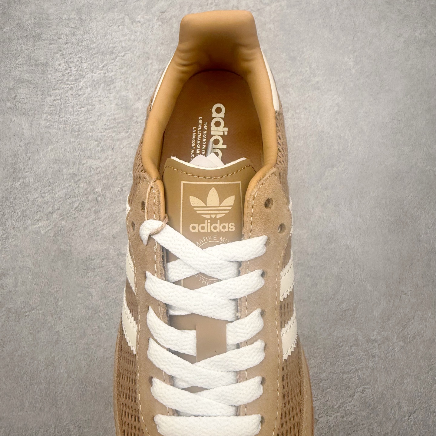 图片[5]-＃HZ AD Original Samba OG 桑巴复古经典轻便板鞋 IH3261 口碑大厂出品 全网最全AD系列 品控大底版型不断改良更新 全套原纸板楦头开发 确保原汁原味 完美呈现桑巴版型 一比一鞋头弧度高度鞋身弧度 此版本只针对中端市场 皮料材质有所更替 其他数据细节工艺流程均保持一致 绝不口嗨 细节品控鞋型随意对比 正确烫金高频细节 原装纳米超迁皮料 独家私模橡胶大底 原盒原配 这款桑巴鞋展示了高质量的工艺 带有装饰的超锁缝制和无缝的手感 柔软、柔软的皮革造型和标志性的3条纹完成了精致的外观 正规合身鞋带 鞋面上有绒面鞋垫 橡胶鞋底 享受正畸套筒软感 自50年代首次亮相以来就一直在赢得粉丝的青睐 尺码：36 36.5 37.5 38 38.5 39 40 40.5 41 42 42.5 43 44 44.5 45-选品中心