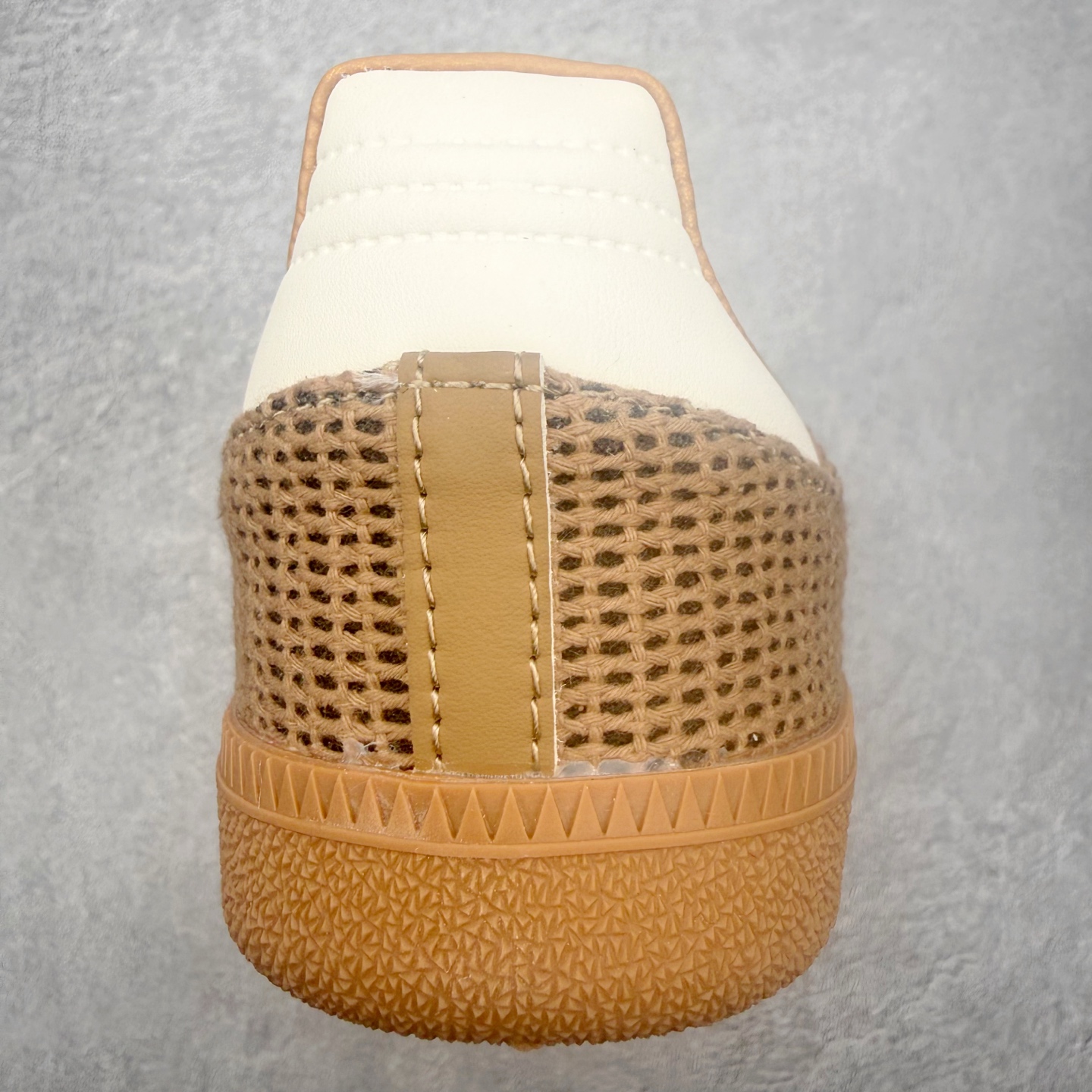 图片[8]-＃HZ AD Original Samba OG 桑巴复古经典轻便板鞋 IH3261 口碑大厂出品 全网最全AD系列 品控大底版型不断改良更新 全套原纸板楦头开发 确保原汁原味 完美呈现桑巴版型 一比一鞋头弧度高度鞋身弧度 此版本只针对中端市场 皮料材质有所更替 其他数据细节工艺流程均保持一致 绝不口嗨 细节品控鞋型随意对比 正确烫金高频细节 原装纳米超迁皮料 独家私模橡胶大底 原盒原配 这款桑巴鞋展示了高质量的工艺 带有装饰的超锁缝制和无缝的手感 柔软、柔软的皮革造型和标志性的3条纹完成了精致的外观 正规合身鞋带 鞋面上有绒面鞋垫 橡胶鞋底 享受正畸套筒软感 自50年代首次亮相以来就一直在赢得粉丝的青睐 尺码：36 36.5 37.5 38 38.5 39 40 40.5 41 42 42.5 43 44 44.5 45-选品中心