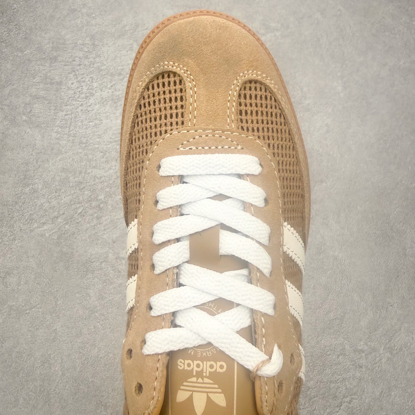 图片[4]-＃HZ AD Original Samba OG 桑巴复古经典轻便板鞋 IH3261 口碑大厂出品 全网最全AD系列 品控大底版型不断改良更新 全套原纸板楦头开发 确保原汁原味 完美呈现桑巴版型 一比一鞋头弧度高度鞋身弧度 此版本只针对中端市场 皮料材质有所更替 其他数据细节工艺流程均保持一致 绝不口嗨 细节品控鞋型随意对比 正确烫金高频细节 原装纳米超迁皮料 独家私模橡胶大底 原盒原配 这款桑巴鞋展示了高质量的工艺 带有装饰的超锁缝制和无缝的手感 柔软、柔软的皮革造型和标志性的3条纹完成了精致的外观 正规合身鞋带 鞋面上有绒面鞋垫 橡胶鞋底 享受正畸套筒软感 自50年代首次亮相以来就一直在赢得粉丝的青睐 尺码：36 36.5 37.5 38 38.5 39 40 40.5 41 42 42.5 43 44 44.5 45-选品中心
