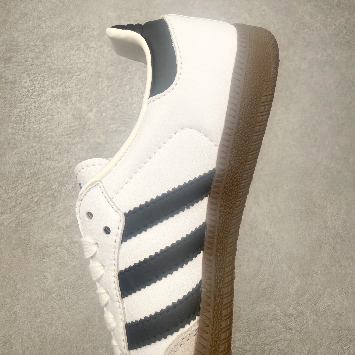 图片[7]-＃HZ AD Original Samba OG 桑巴复古经典轻便板鞋 FW2427 口碑大厂出品 全网最全AD系列 品控大底版型不断改良更新 全套原纸板楦头开发 确保原汁原味 完美呈现桑巴版型 一比一鞋头弧度高度鞋身弧度 此版本只针对中端市场 皮料材质有所更替 其他数据细节工艺流程均保持一致 绝不口嗨 细节品控鞋型随意对比 正确烫金高频细节 原装纳米超迁皮料 独家私模橡胶大底 原盒原配 这款桑巴鞋展示了高质量的工艺 带有装饰的超锁缝制和无缝的手感 柔软、柔软的皮革造型和标志性的3条纹完成了精致的外观 正规合身鞋带 鞋面上有绒面鞋垫 橡胶鞋底 享受正畸套筒软感 自50年代首次亮相以来就一直在赢得粉丝的青睐 尺码：36 36.5 37.5 38 38.5 39 40 40.5 41 42 42.5 43 44 44.5 45-选品中心