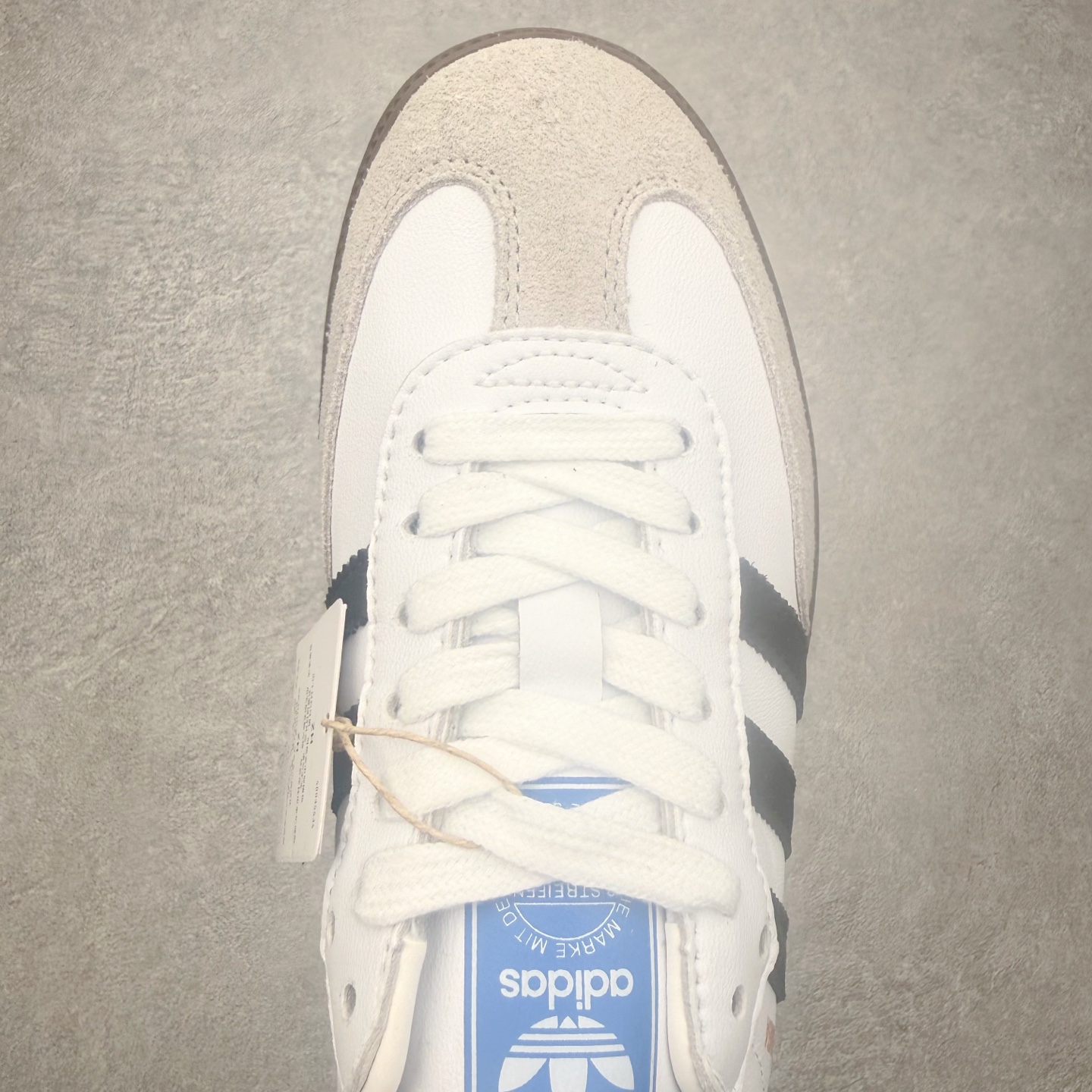 图片[4]-＃HZ AD Original Samba OG 桑巴复古经典轻便板鞋 FW2427 口碑大厂出品 全网最全AD系列 品控大底版型不断改良更新 全套原纸板楦头开发 确保原汁原味 完美呈现桑巴版型 一比一鞋头弧度高度鞋身弧度 此版本只针对中端市场 皮料材质有所更替 其他数据细节工艺流程均保持一致 绝不口嗨 细节品控鞋型随意对比 正确烫金高频细节 原装纳米超迁皮料 独家私模橡胶大底 原盒原配 这款桑巴鞋展示了高质量的工艺 带有装饰的超锁缝制和无缝的手感 柔软、柔软的皮革造型和标志性的3条纹完成了精致的外观 正规合身鞋带 鞋面上有绒面鞋垫 橡胶鞋底 享受正畸套筒软感 自50年代首次亮相以来就一直在赢得粉丝的青睐 尺码：36 36.5 37.5 38 38.5 39 40 40.5 41 42 42.5 43 44 44.5 45-选品中心
