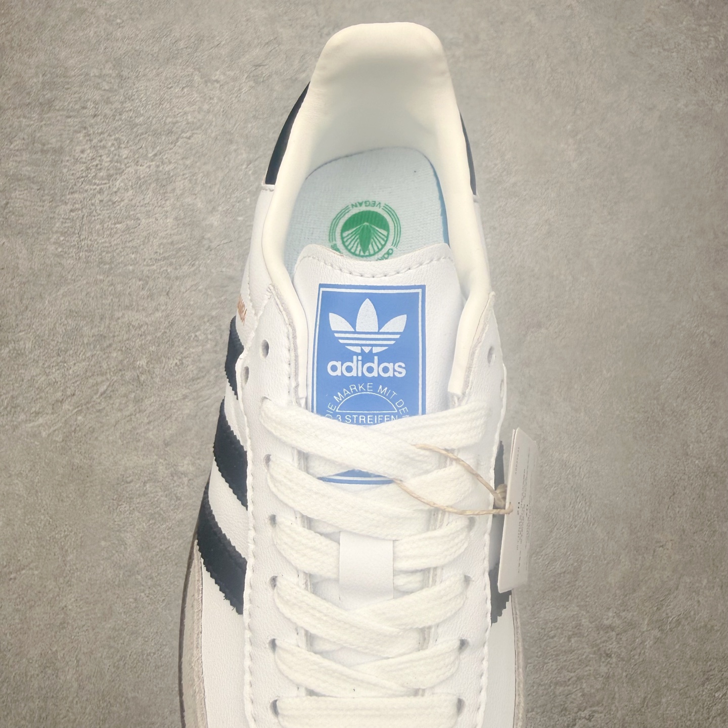 图片[5]-＃HZ AD Original Samba OG 桑巴复古经典轻便板鞋 FW2427 口碑大厂出品 全网最全AD系列 品控大底版型不断改良更新 全套原纸板楦头开发 确保原汁原味 完美呈现桑巴版型 一比一鞋头弧度高度鞋身弧度 此版本只针对中端市场 皮料材质有所更替 其他数据细节工艺流程均保持一致 绝不口嗨 细节品控鞋型随意对比 正确烫金高频细节 原装纳米超迁皮料 独家私模橡胶大底 原盒原配 这款桑巴鞋展示了高质量的工艺 带有装饰的超锁缝制和无缝的手感 柔软、柔软的皮革造型和标志性的3条纹完成了精致的外观 正规合身鞋带 鞋面上有绒面鞋垫 橡胶鞋底 享受正畸套筒软感 自50年代首次亮相以来就一直在赢得粉丝的青睐 尺码：36 36.5 37.5 38 38.5 39 40 40.5 41 42 42.5 43 44 44.5 45-选品中心