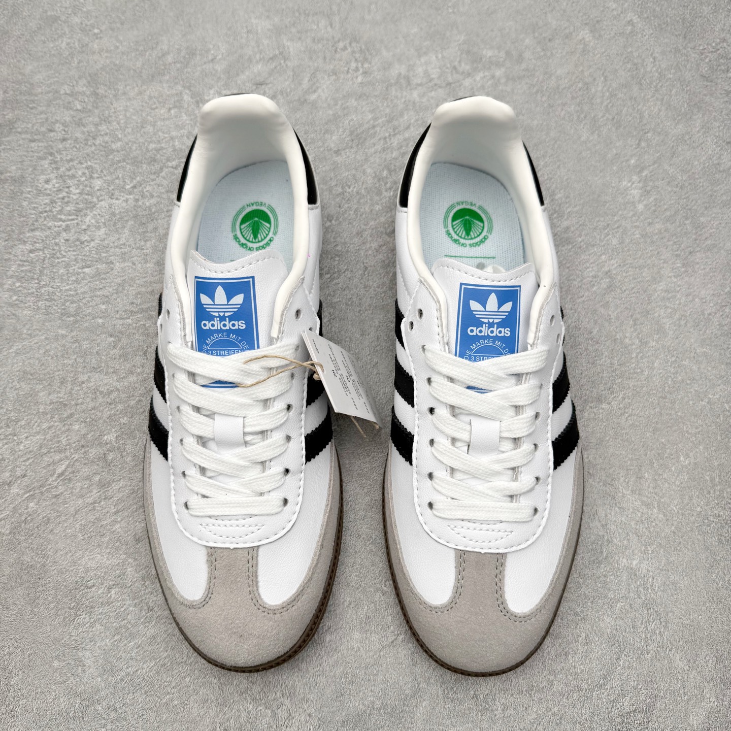 图片[2]-＃HZ AD Original Samba OG 桑巴复古经典轻便板鞋 FW2427 口碑大厂出品 全网最全AD系列 品控大底版型不断改良更新 全套原纸板楦头开发 确保原汁原味 完美呈现桑巴版型 一比一鞋头弧度高度鞋身弧度 此版本只针对中端市场 皮料材质有所更替 其他数据细节工艺流程均保持一致 绝不口嗨 细节品控鞋型随意对比 正确烫金高频细节 原装纳米超迁皮料 独家私模橡胶大底 原盒原配 这款桑巴鞋展示了高质量的工艺 带有装饰的超锁缝制和无缝的手感 柔软、柔软的皮革造型和标志性的3条纹完成了精致的外观 正规合身鞋带 鞋面上有绒面鞋垫 橡胶鞋底 享受正畸套筒软感 自50年代首次亮相以来就一直在赢得粉丝的青睐 尺码：36 36.5 37.5 38 38.5 39 40 40.5 41 42 42.5 43 44 44.5 45-选品中心