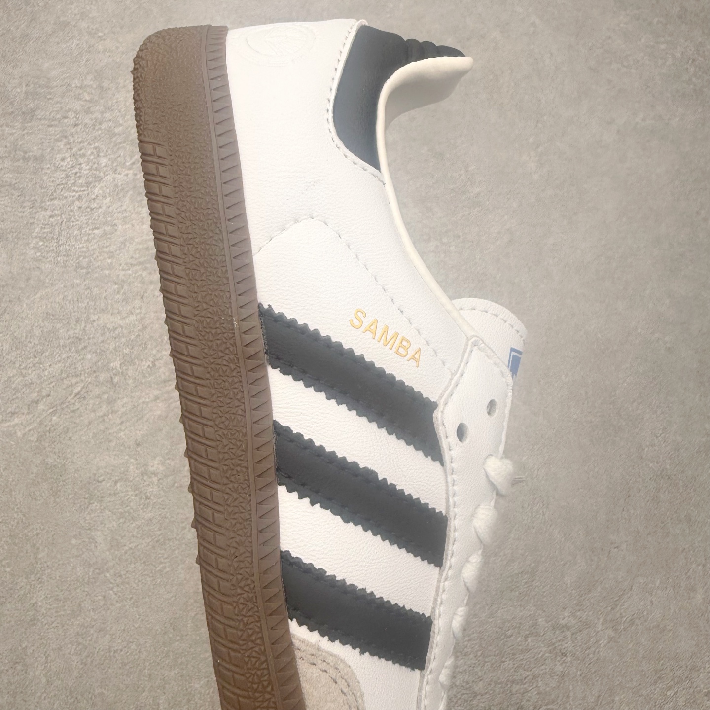 图片[6]-＃HZ AD Original Samba OG 桑巴复古经典轻便板鞋 FW2427 口碑大厂出品 全网最全AD系列 品控大底版型不断改良更新 全套原纸板楦头开发 确保原汁原味 完美呈现桑巴版型 一比一鞋头弧度高度鞋身弧度 此版本只针对中端市场 皮料材质有所更替 其他数据细节工艺流程均保持一致 绝不口嗨 细节品控鞋型随意对比 正确烫金高频细节 原装纳米超迁皮料 独家私模橡胶大底 原盒原配 这款桑巴鞋展示了高质量的工艺 带有装饰的超锁缝制和无缝的手感 柔软、柔软的皮革造型和标志性的3条纹完成了精致的外观 正规合身鞋带 鞋面上有绒面鞋垫 橡胶鞋底 享受正畸套筒软感 自50年代首次亮相以来就一直在赢得粉丝的青睐 尺码：36 36.5 37.5 38 38.5 39 40 40.5 41 42 42.5 43 44 44.5 45-选品中心