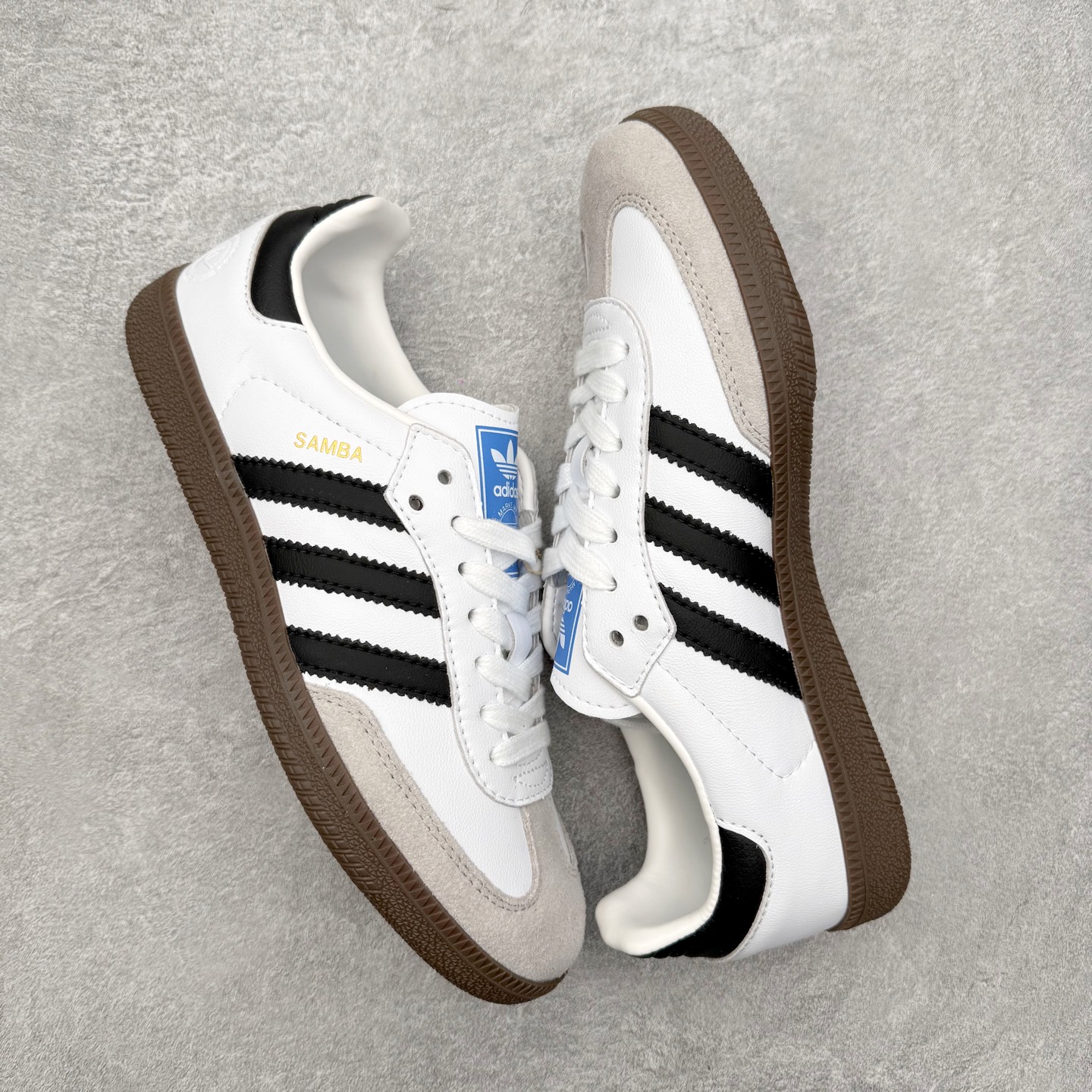 图片[3]-＃HZ AD Original Samba OG 桑巴复古经典轻便板鞋 FW2427 口碑大厂出品 全网最全AD系列 品控大底版型不断改良更新 全套原纸板楦头开发 确保原汁原味 完美呈现桑巴版型 一比一鞋头弧度高度鞋身弧度 此版本只针对中端市场 皮料材质有所更替 其他数据细节工艺流程均保持一致 绝不口嗨 细节品控鞋型随意对比 正确烫金高频细节 原装纳米超迁皮料 独家私模橡胶大底 原盒原配 这款桑巴鞋展示了高质量的工艺 带有装饰的超锁缝制和无缝的手感 柔软、柔软的皮革造型和标志性的3条纹完成了精致的外观 正规合身鞋带 鞋面上有绒面鞋垫 橡胶鞋底 享受正畸套筒软感 自50年代首次亮相以来就一直在赢得粉丝的青睐 尺码：36 36.5 37.5 38 38.5 39 40 40.5 41 42 42.5 43 44 44.5 45-选品中心