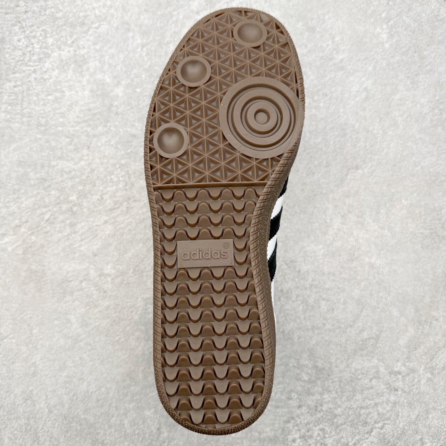 图片[9]-＃HZ AD Original Samba OG 桑巴复古经典轻便板鞋 FW2427 口碑大厂出品 全网最全AD系列 品控大底版型不断改良更新 全套原纸板楦头开发 确保原汁原味 完美呈现桑巴版型 一比一鞋头弧度高度鞋身弧度 此版本只针对中端市场 皮料材质有所更替 其他数据细节工艺流程均保持一致 绝不口嗨 细节品控鞋型随意对比 正确烫金高频细节 原装纳米超迁皮料 独家私模橡胶大底 原盒原配 这款桑巴鞋展示了高质量的工艺 带有装饰的超锁缝制和无缝的手感 柔软、柔软的皮革造型和标志性的3条纹完成了精致的外观 正规合身鞋带 鞋面上有绒面鞋垫 橡胶鞋底 享受正畸套筒软感 自50年代首次亮相以来就一直在赢得粉丝的青睐 尺码：36 36.5 37.5 38 38.5 39 40 40.5 41 42 42.5 43 44 44.5 45-选品中心