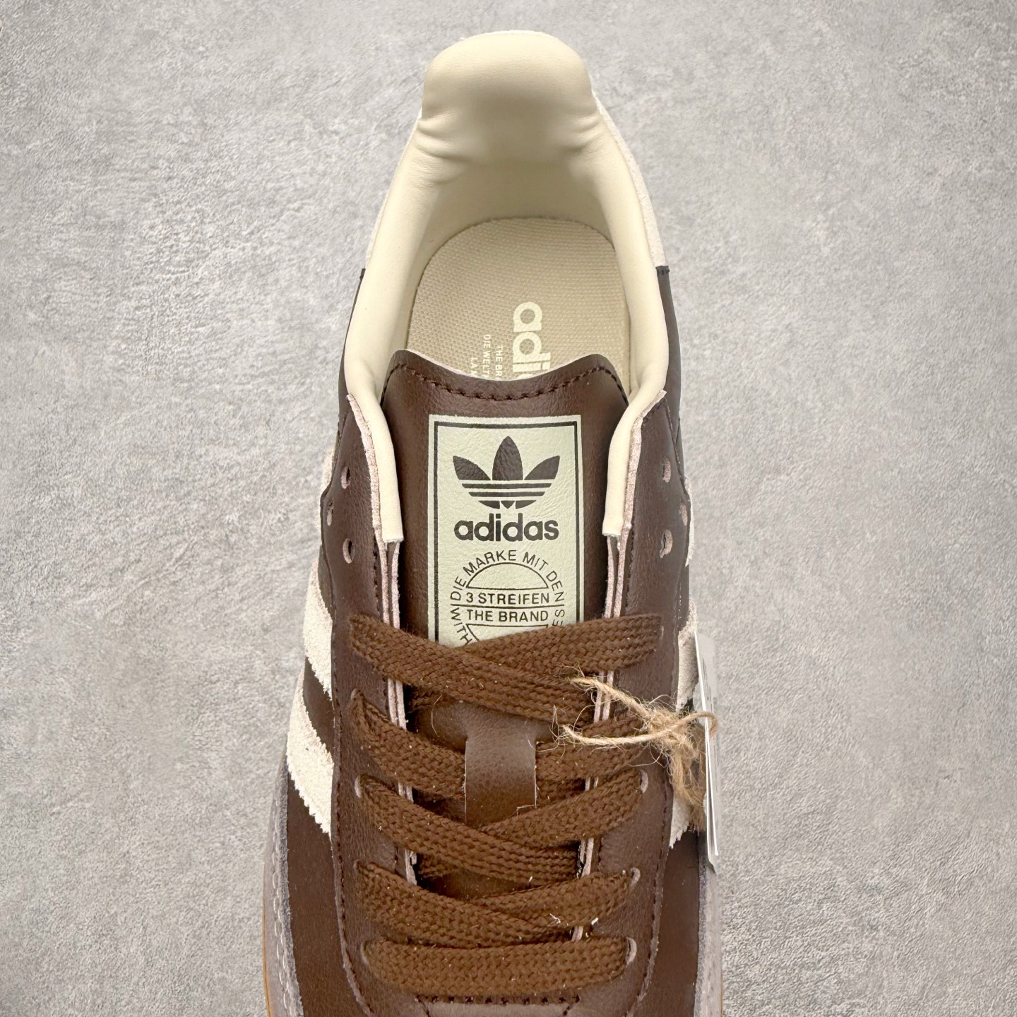图片[5]-＃HZ AD Original Samba OG 桑巴复古经典轻便板鞋 ID1481 口碑大厂出品 全网最全AD系列 品控大底版型不断改良更新 全套原纸板楦头开发 确保原汁原味 完美呈现桑巴版型 一比一鞋头弧度高度鞋身弧度 此版本只针对中端市场 皮料材质有所更替 其他数据细节工艺流程均保持一致 绝不口嗨 细节品控鞋型随意对比 正确烫金高频细节 原装纳米超迁皮料 独家私模橡胶大底 原盒原配 这款桑巴鞋展示了高质量的工艺 带有装饰的超锁缝制和无缝的手感 柔软、柔软的皮革造型和标志性的3条纹完成了精致的外观 正规合身鞋带 鞋面上有绒面鞋垫 橡胶鞋底 享受正畸套筒软感 自50年代首次亮相以来就一直在赢得粉丝的青睐 尺码：36 36.5 37.5 38 38.5 39 40 40.5 41 42 42.5 43 44 44.5 45-选品中心