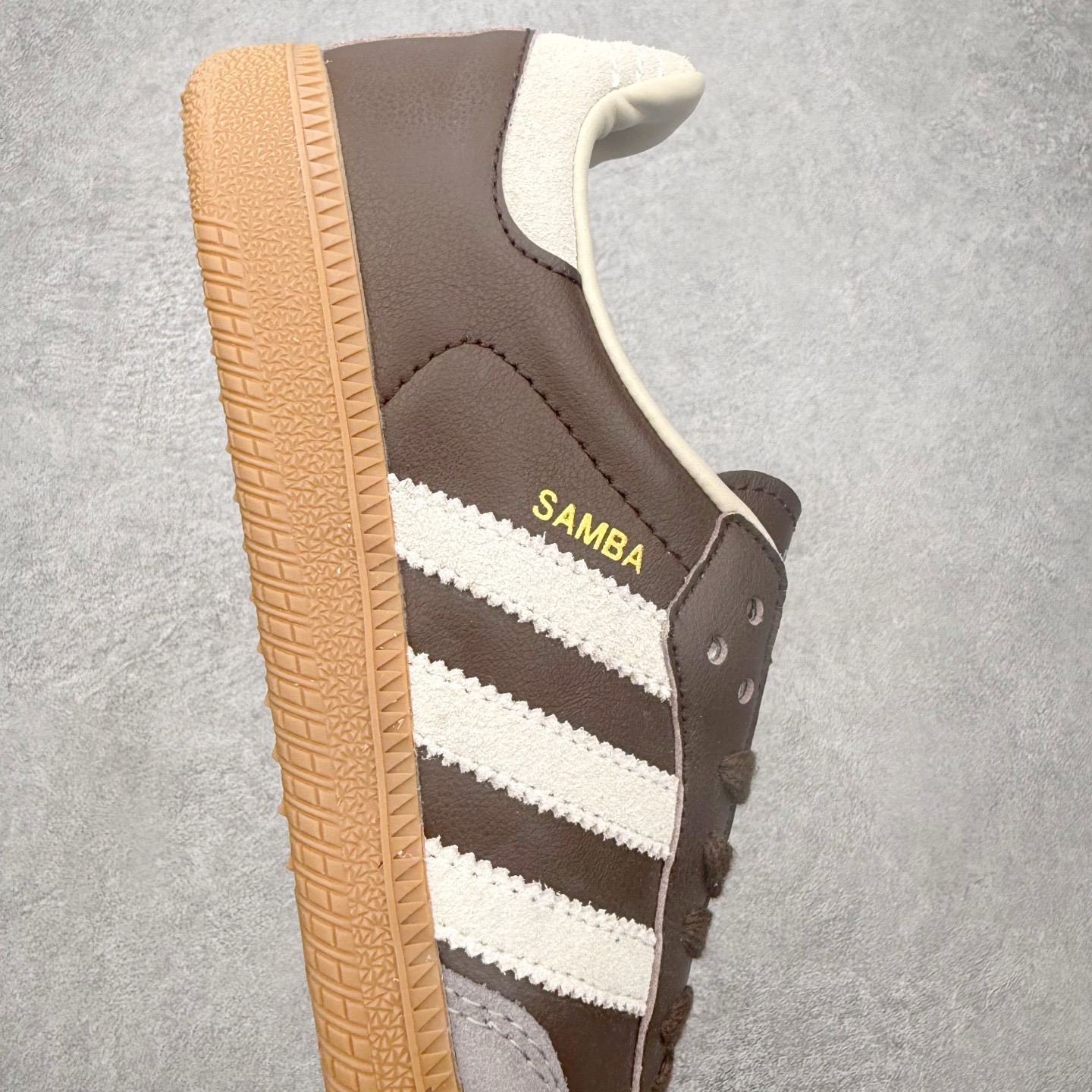 图片[6]-＃HZ AD Original Samba OG 桑巴复古经典轻便板鞋 ID1481 口碑大厂出品 全网最全AD系列 品控大底版型不断改良更新 全套原纸板楦头开发 确保原汁原味 完美呈现桑巴版型 一比一鞋头弧度高度鞋身弧度 此版本只针对中端市场 皮料材质有所更替 其他数据细节工艺流程均保持一致 绝不口嗨 细节品控鞋型随意对比 正确烫金高频细节 原装纳米超迁皮料 独家私模橡胶大底 原盒原配 这款桑巴鞋展示了高质量的工艺 带有装饰的超锁缝制和无缝的手感 柔软、柔软的皮革造型和标志性的3条纹完成了精致的外观 正规合身鞋带 鞋面上有绒面鞋垫 橡胶鞋底 享受正畸套筒软感 自50年代首次亮相以来就一直在赢得粉丝的青睐 尺码：36 36.5 37.5 38 38.5 39 40 40.5 41 42 42.5 43 44 44.5 45-选品中心